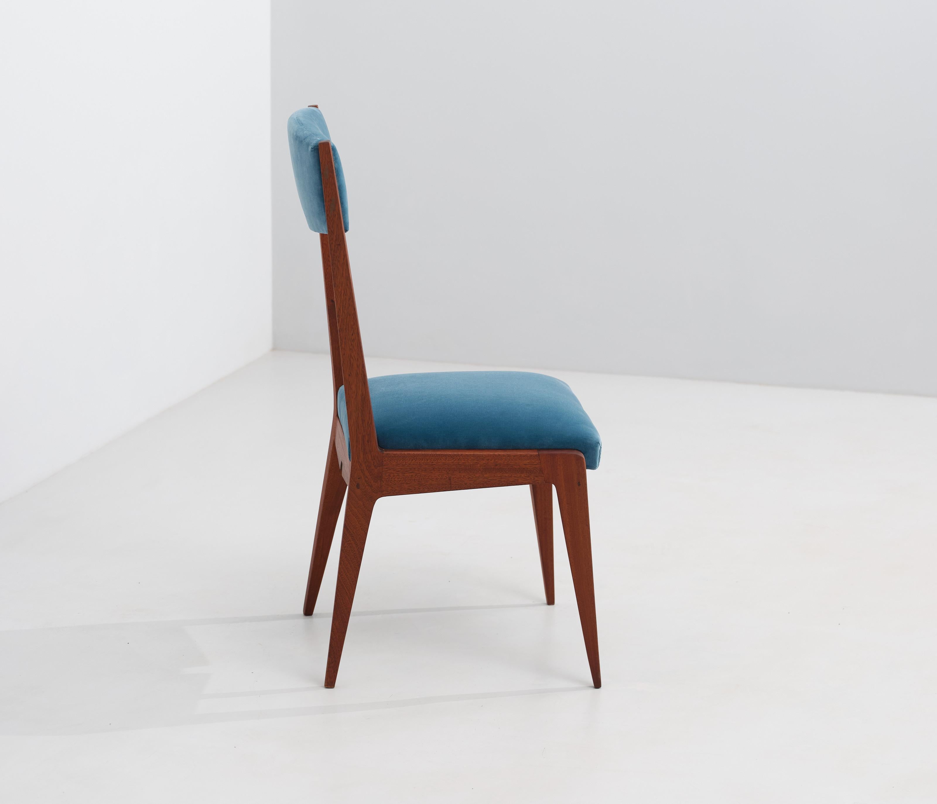 Sedia italiana restaurata degli anni '50 in Wood Wood esotico con rivestimento in velluto blu in vendita 2