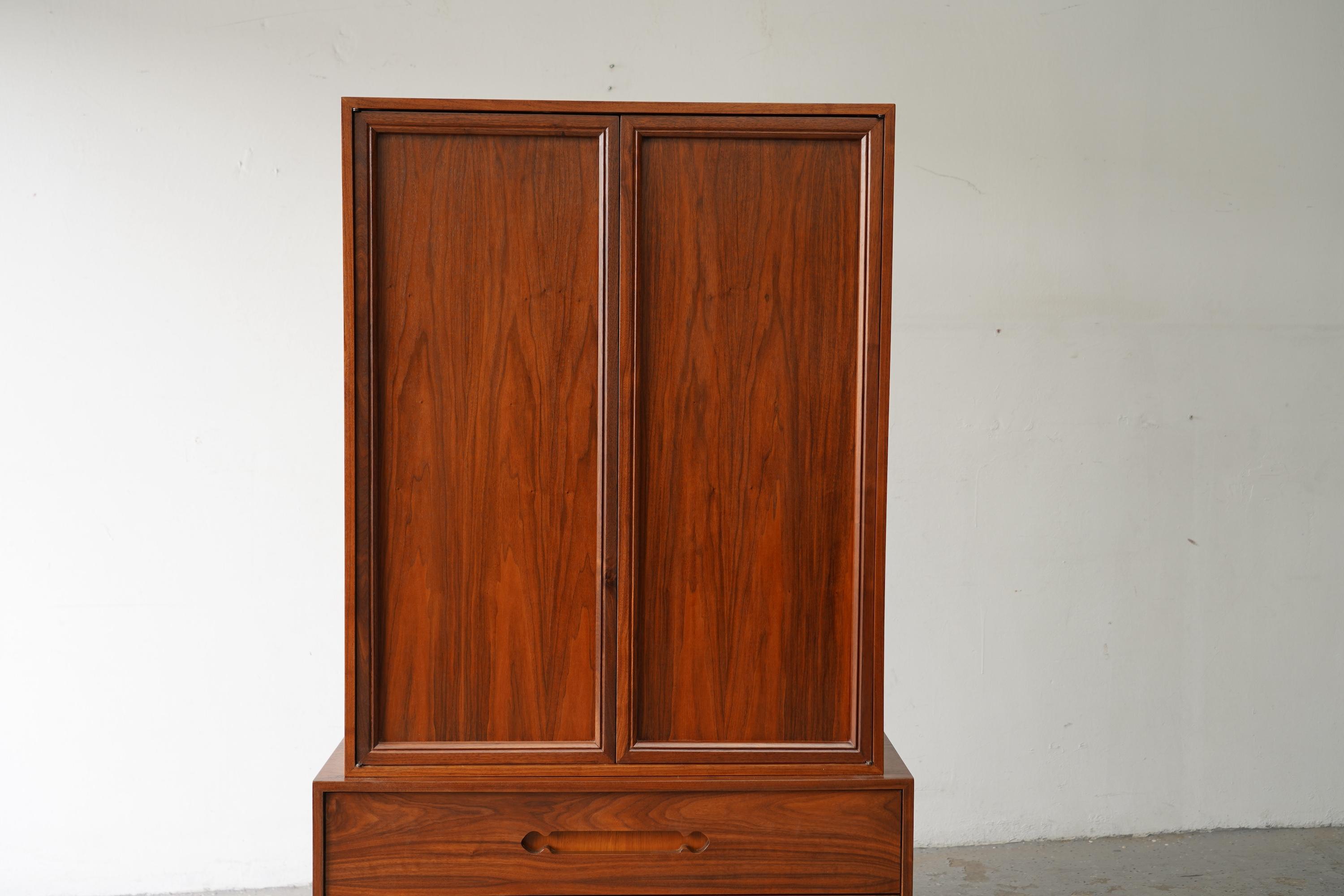 Mid-Century moderno Cassapanca da gentiluomo del 1950 in noce 