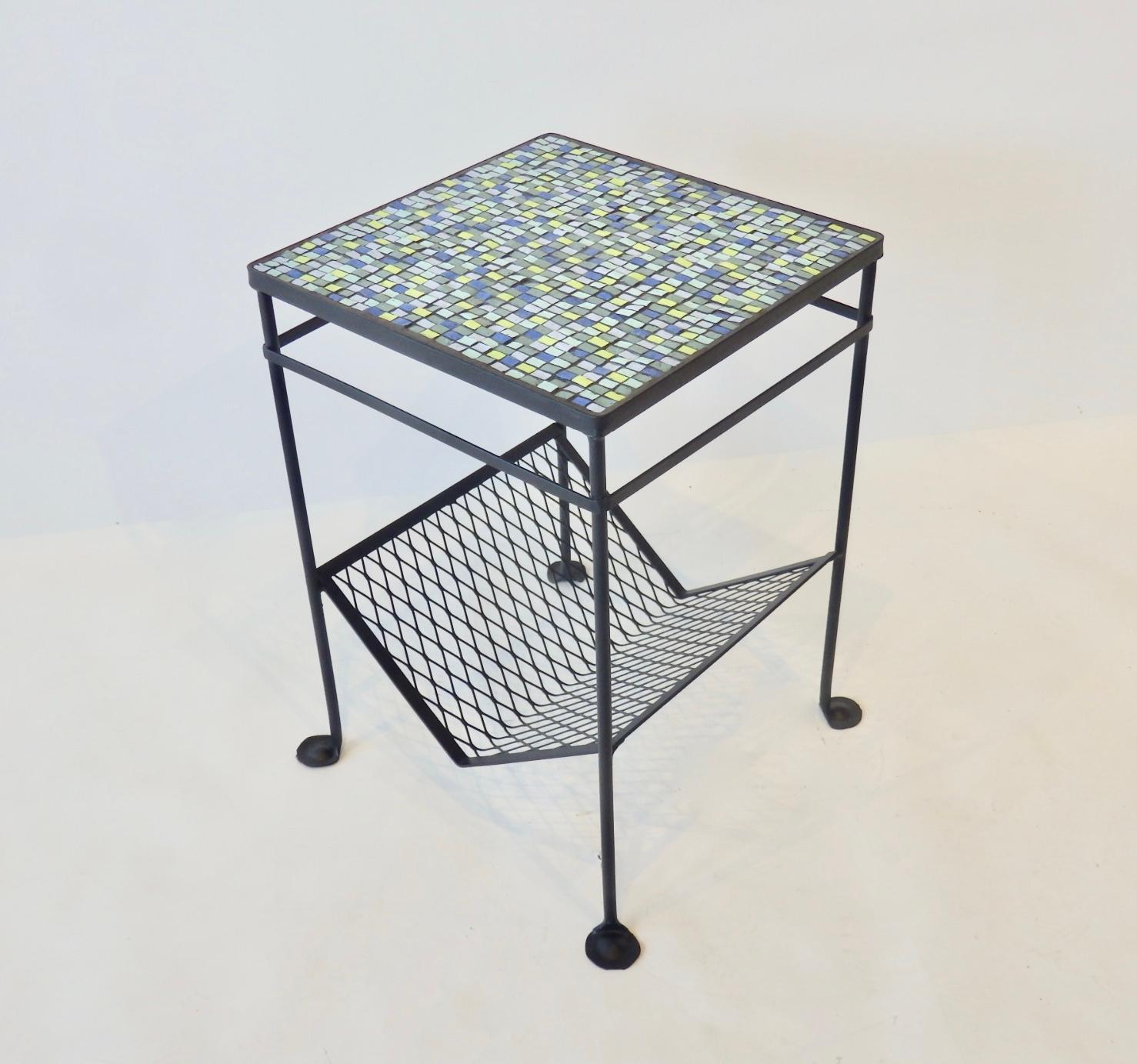 Mid-Century Modern Table en fer forgé restaurée des années 1950 avec plateau en mosaïque et porte-revues en vente