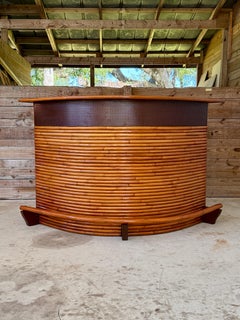 Dry Bar in rattan impilato restaurato degli anni '50 con tre sgabelli imbottiti personalizzati