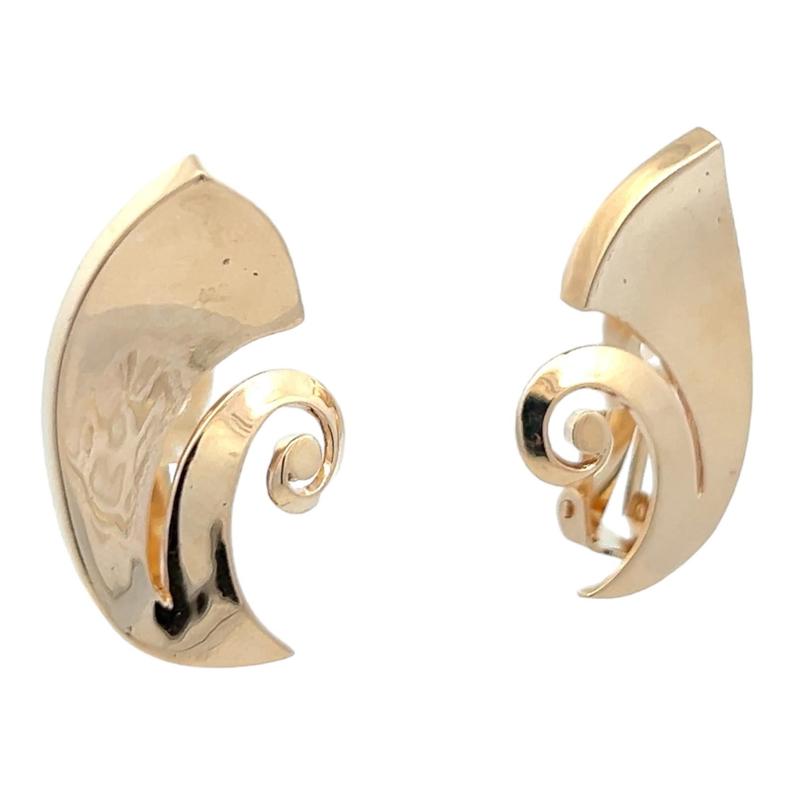 1950's Retro 14 Karat Yellow Gold High Polish Swril Earclip Earrings  In Excellent Condition For Sale In Boca Raton, FL