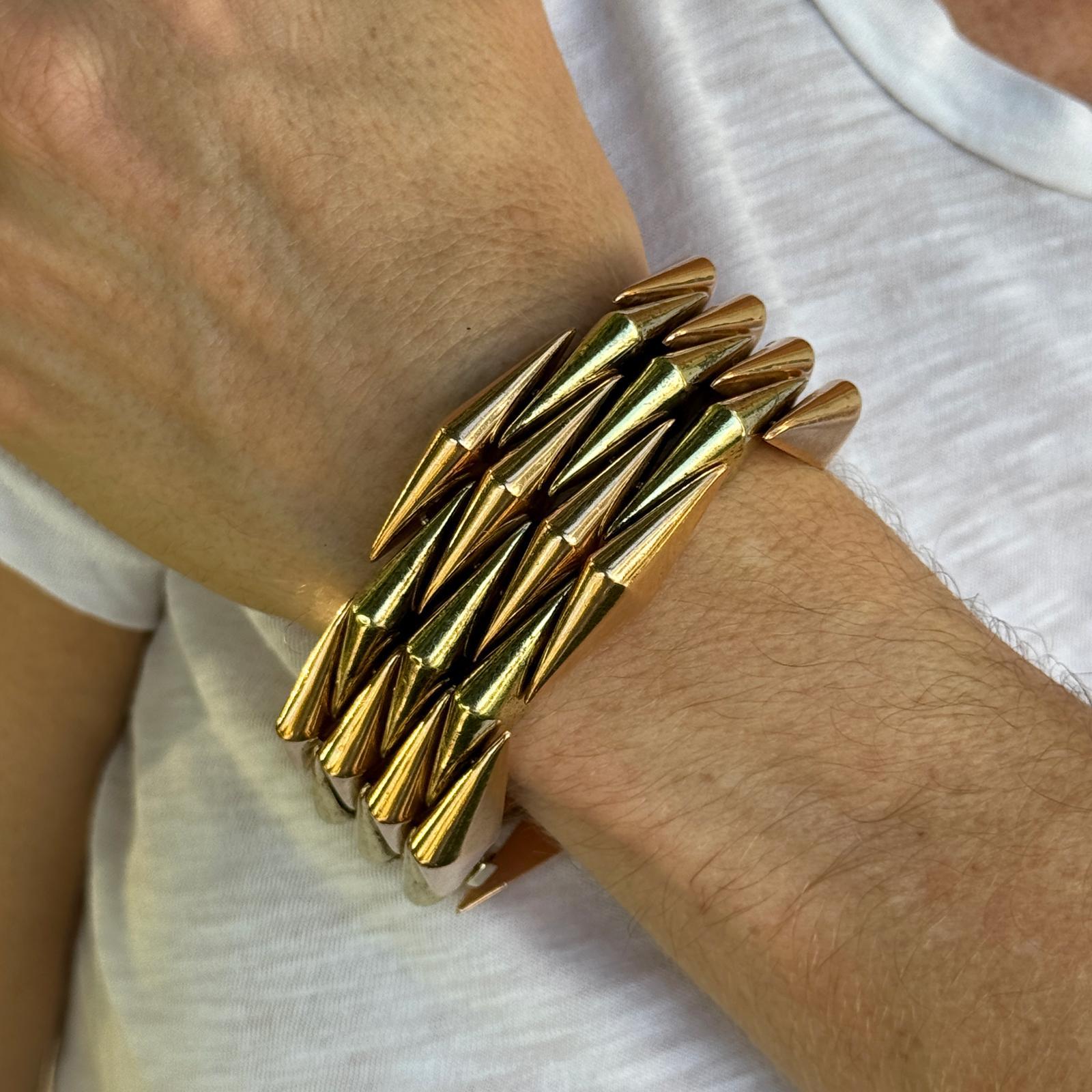 Questo bracciale in oro giallo e rosa 14 carati, dal design audace ed elegante dell'epoca retrò, presenta maglie larghe e scultoree che riprendono lo stile distintivo degli anni '40 e '50. L'alternanza dei toni dell'oro crea un bellissimo contrasto
