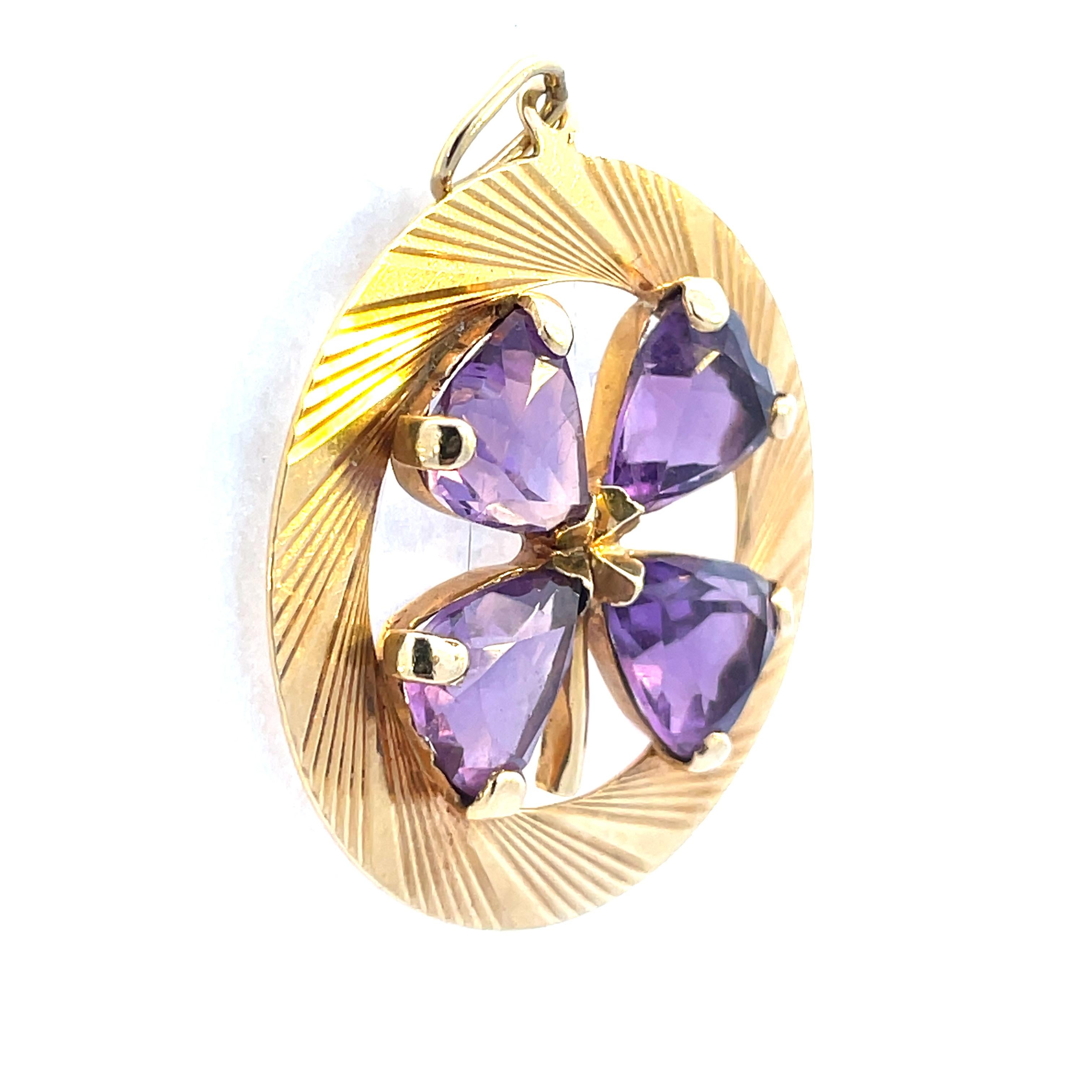 1950er Retro 14k Gelbgold und Herz Amethyst Kleeblatt Anhänger  (Herzschliff) im Angebot