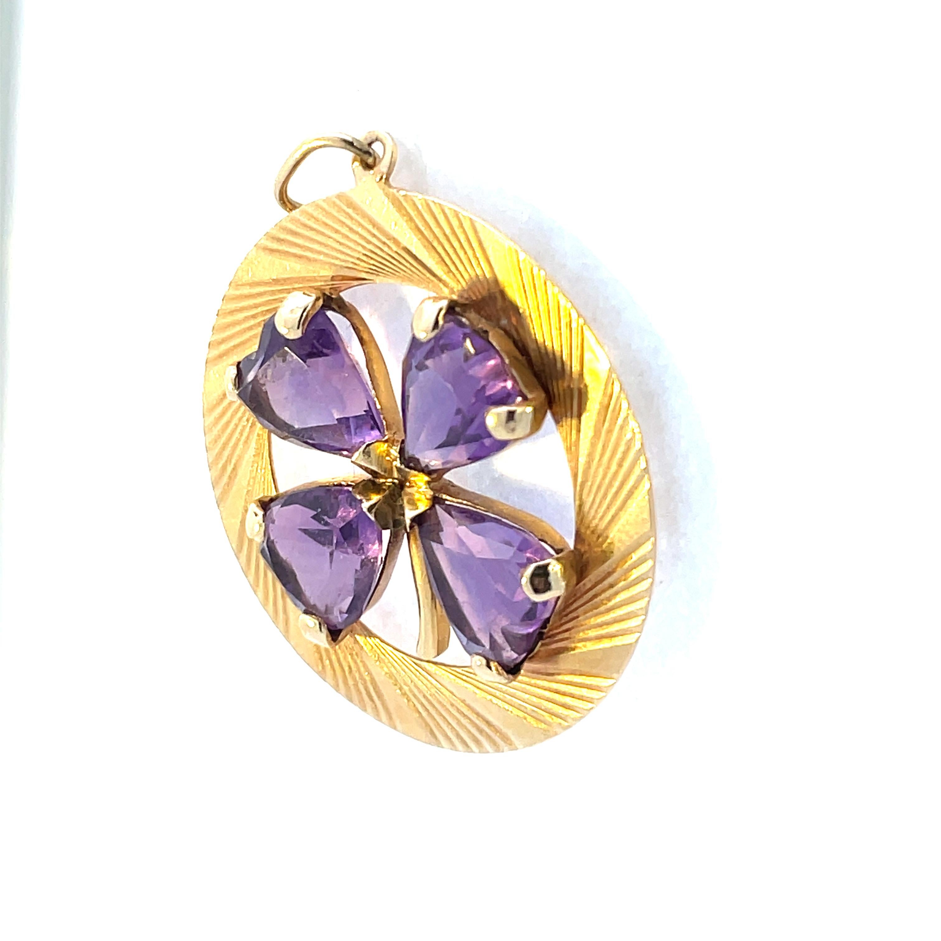 1950s Retro 14k Yellow Gold and Heart Amethyst Clover Pendant  For Sale 1