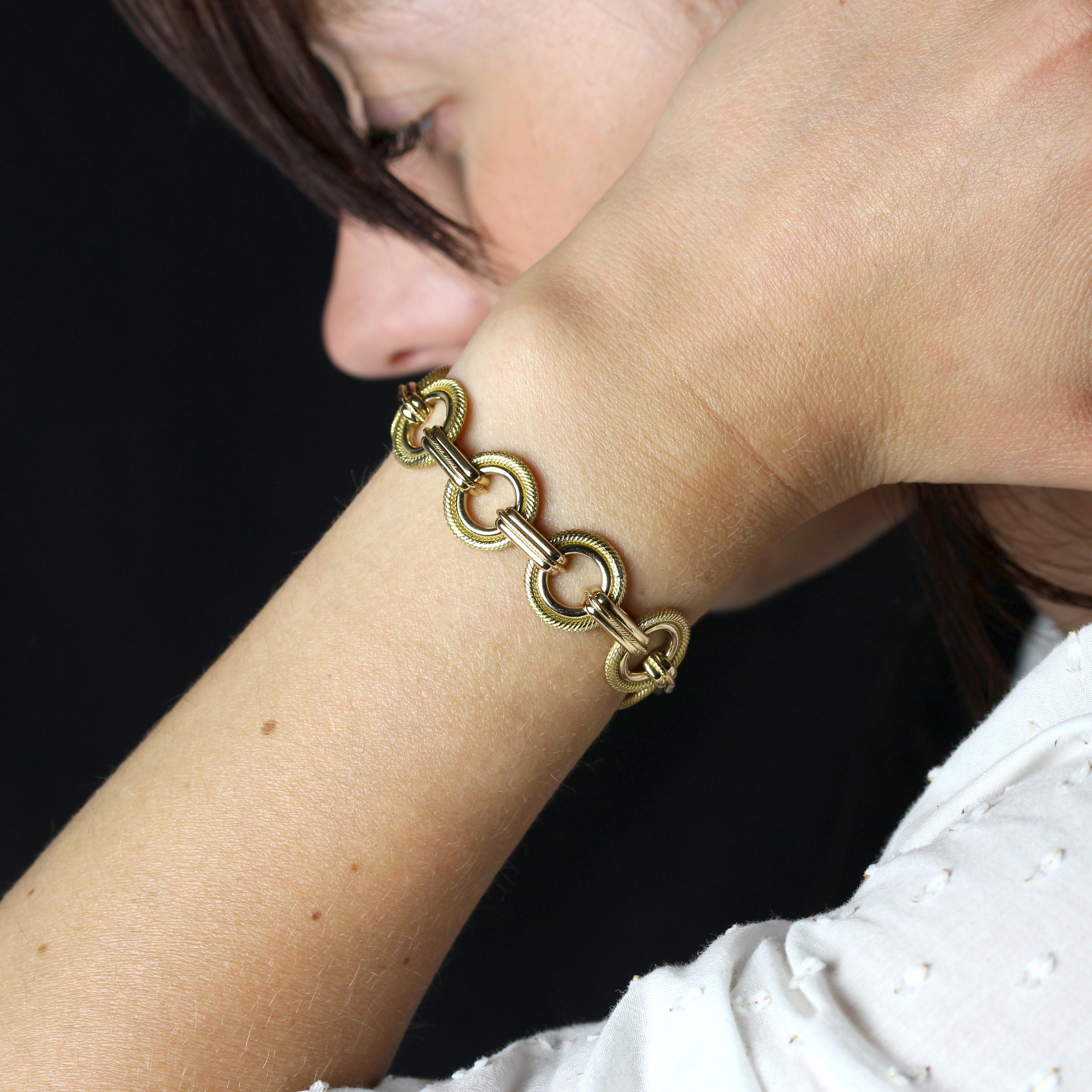 Bracelet in 18 karat rose gold.
A retro rose-gold bracelet featuring chased gold circles held together by equally chased clasps. The clasp is concealed in one of the end clasps and attaches to the end circle.
Length : 17 cm approximately, inner
