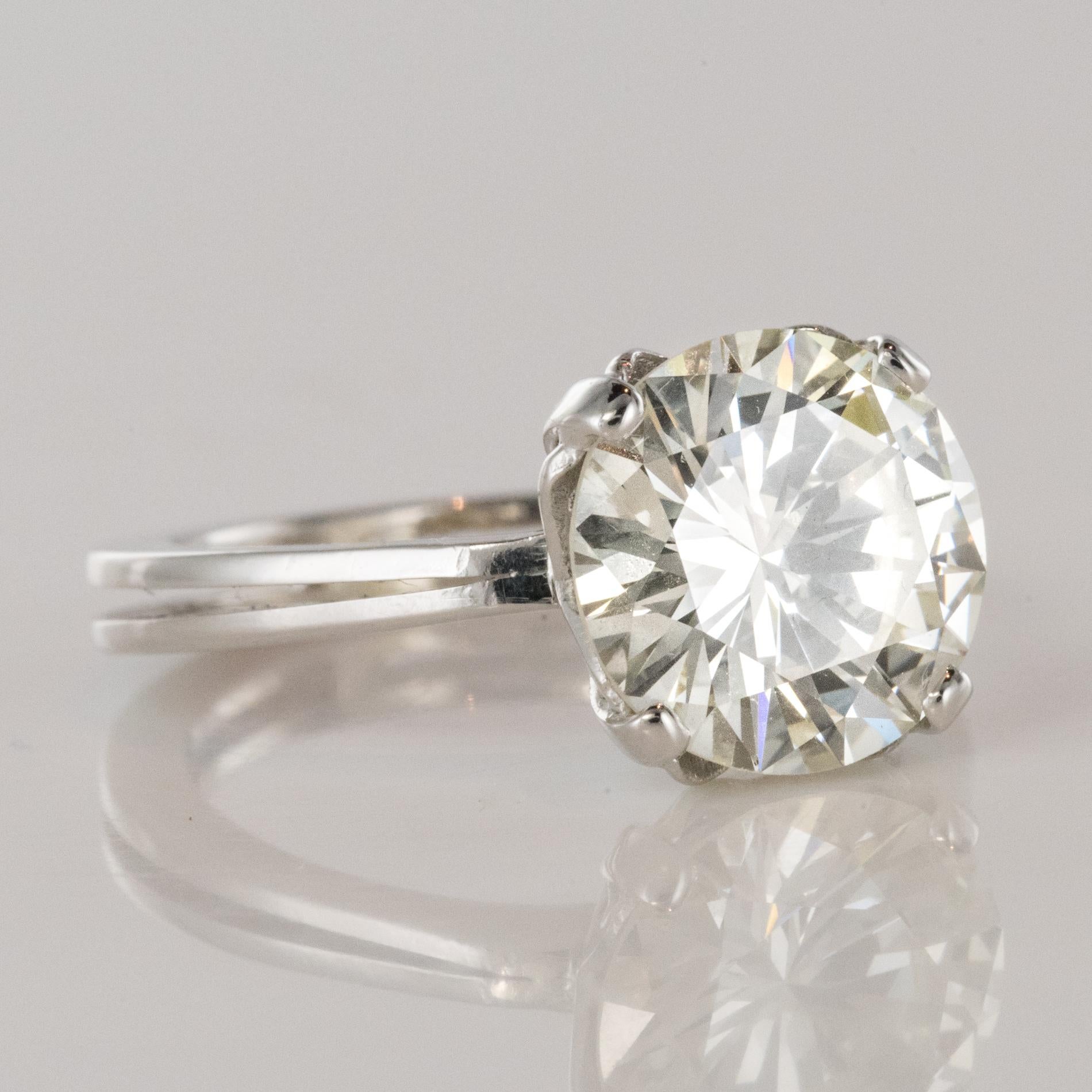 1950s Retro 3.20 Carat Diamond White Gold Solitary Ring For Sale 4