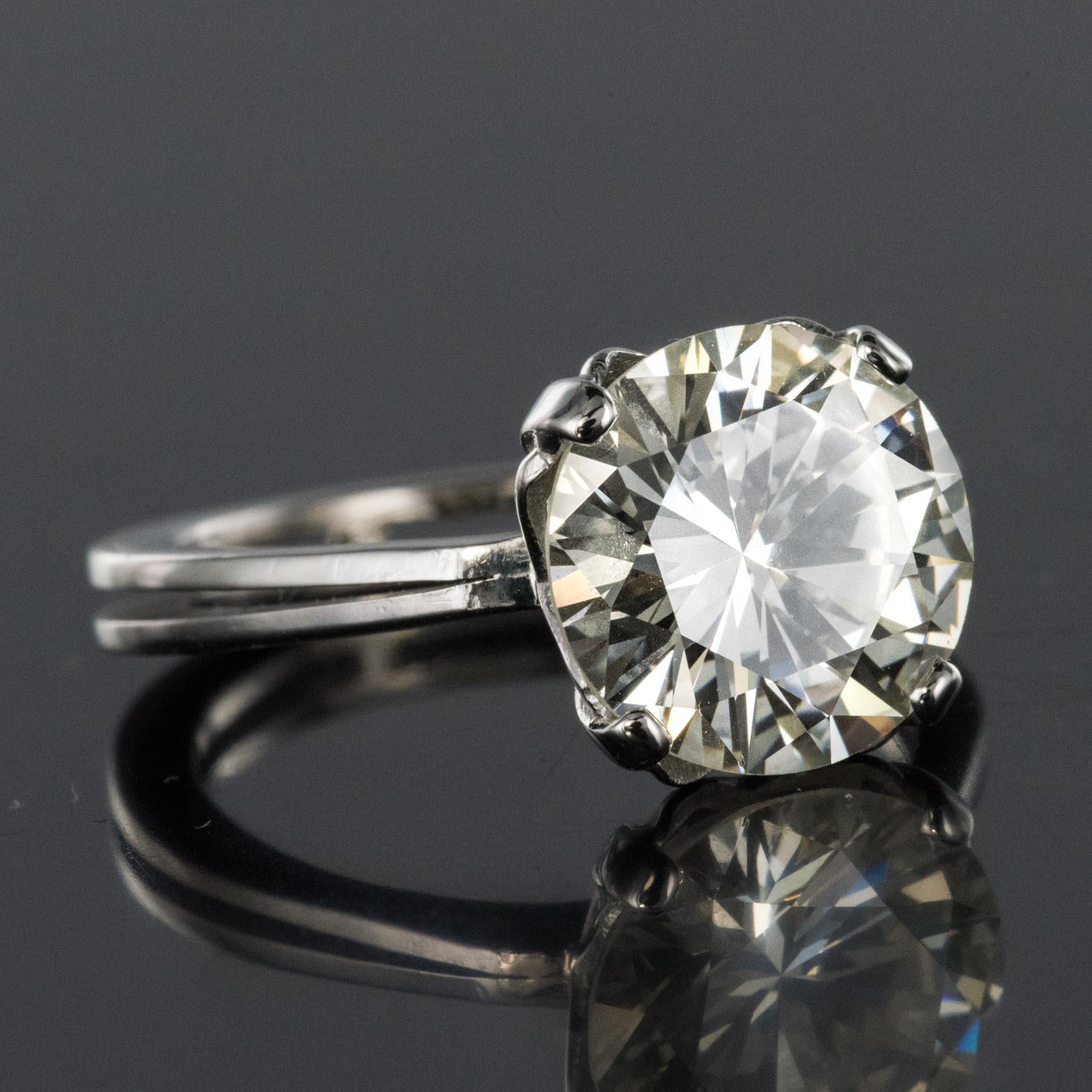 1950s Retro 3.20 Carat Diamond White Gold Solitary Ring For Sale 8