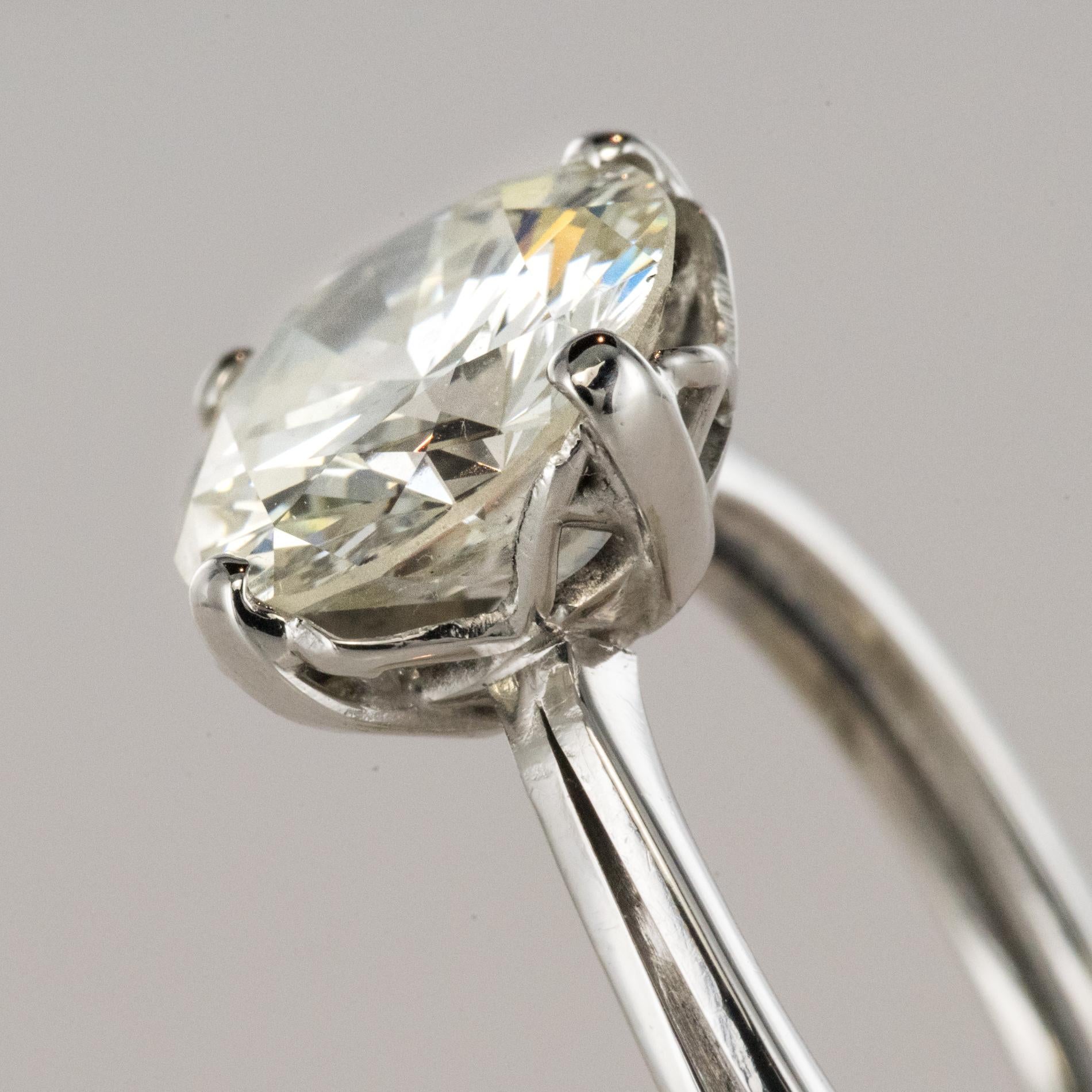 1950s Retro 3.20 Carat Diamond White Gold Solitary Ring For Sale 2