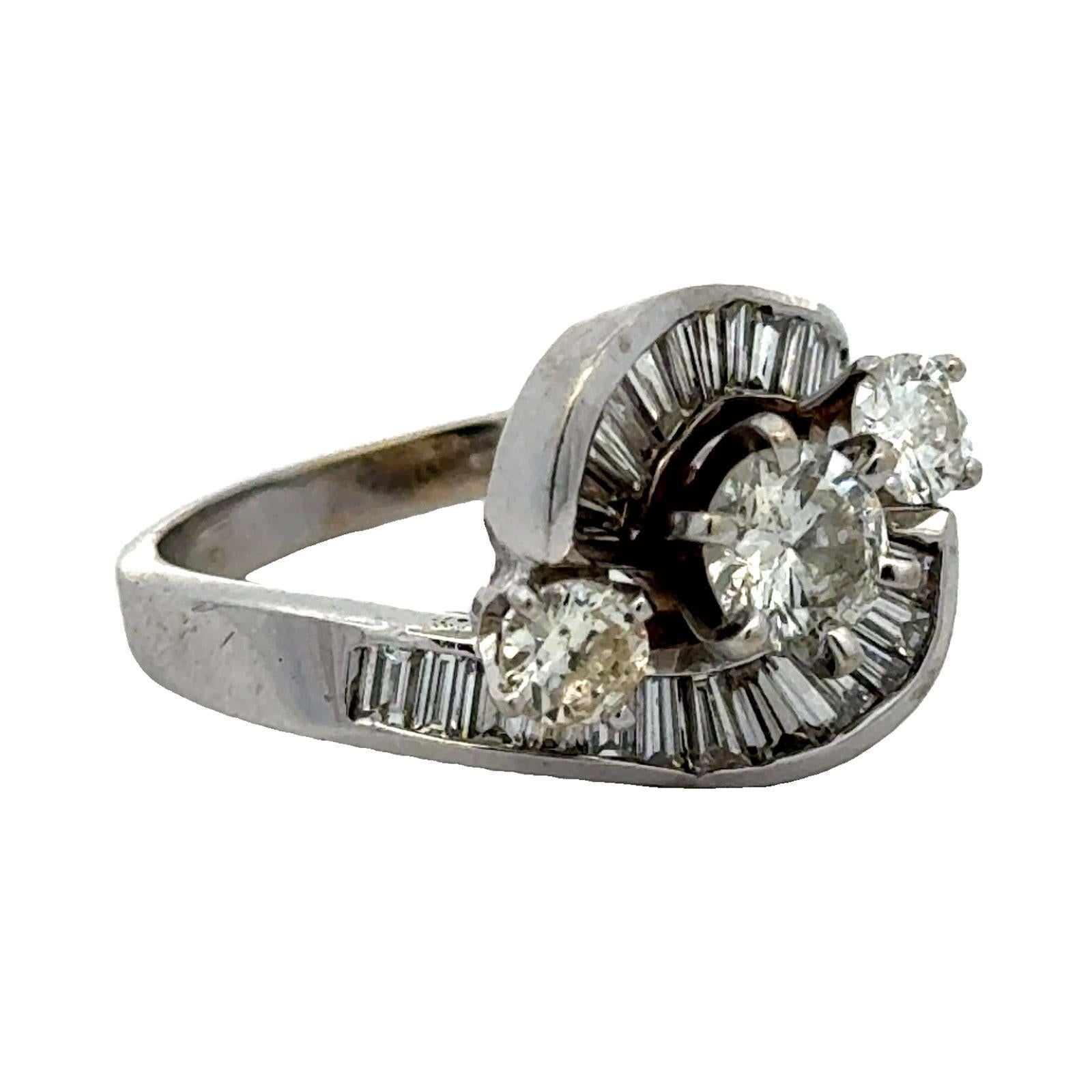 1950's Retro Baguette & runder Brillant Diamant 18 Karat Weißgold Vintage Ring (Brillantschliff) im Angebot