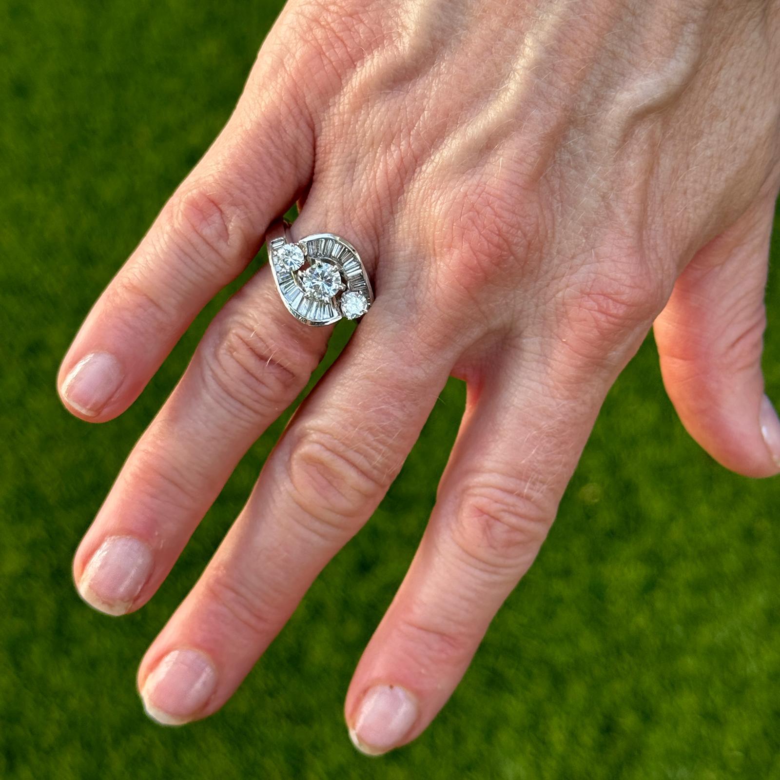 1950's Retro Baguette & runder Brillant Diamant 18 Karat Weißgold Vintage Ring im Zustand „Hervorragend“ im Angebot in Boca Raton, FL