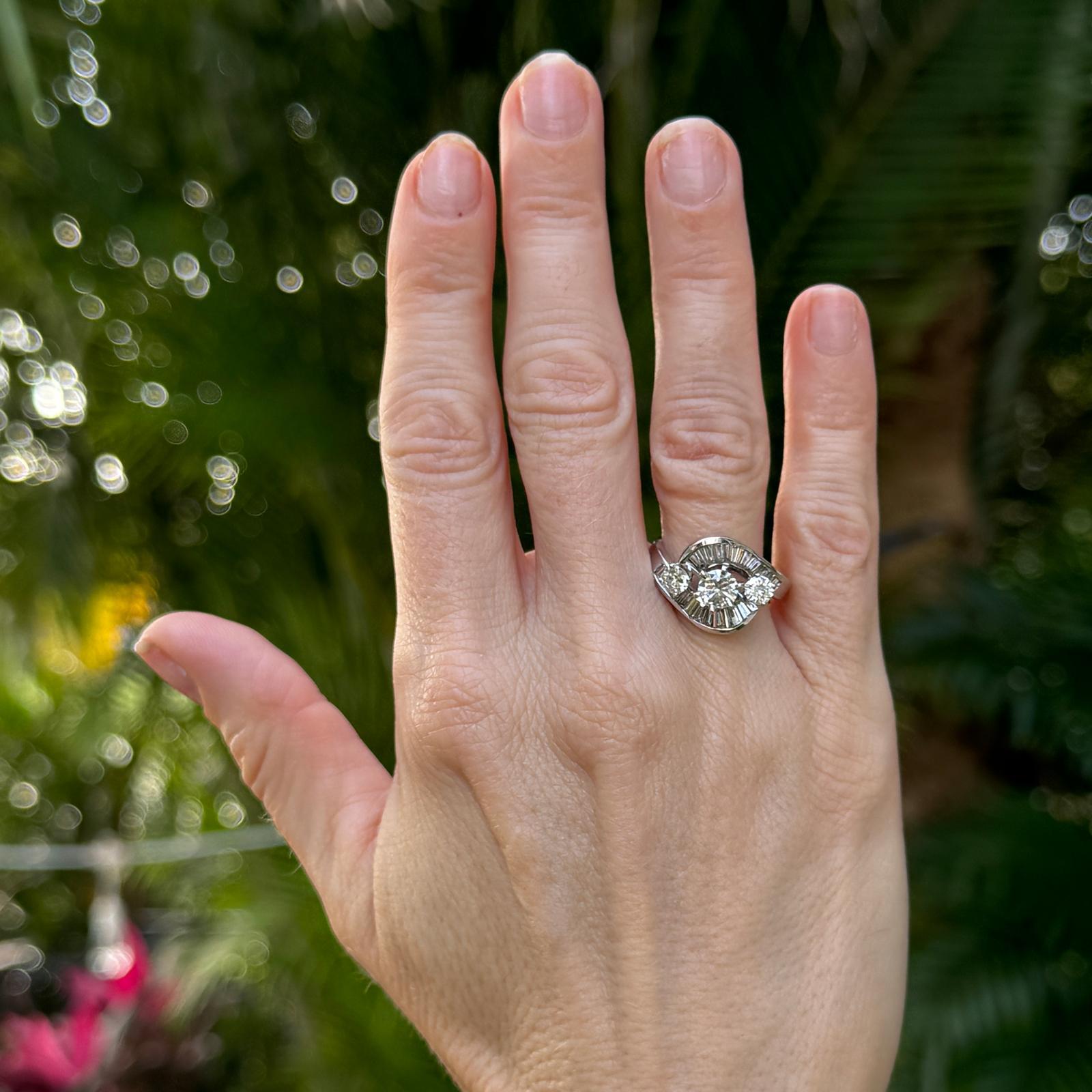 1950's Retro Baguette & runder Brillant Diamant 18 Karat Weißgold Vintage Ring im Angebot 1