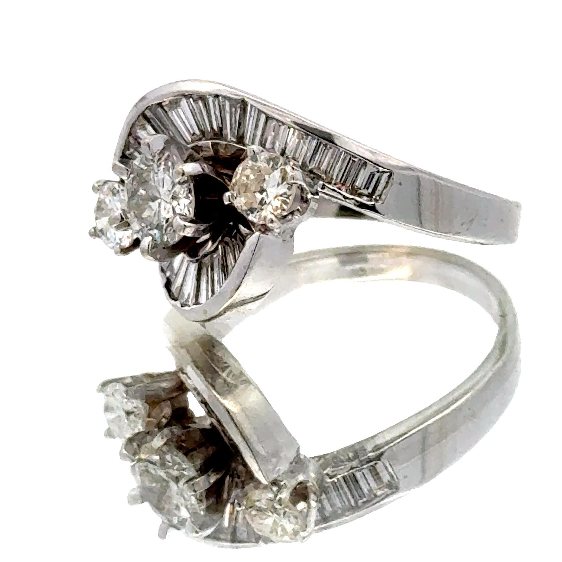 1950's Retro Baguette & runder Brillant Diamant 18 Karat Weißgold Vintage Ring im Angebot 2