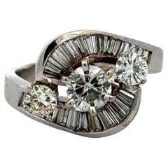 Anillo vintage de oro blanco de 18 quilates con diamante brillante redondo y baguette retro de los años 50