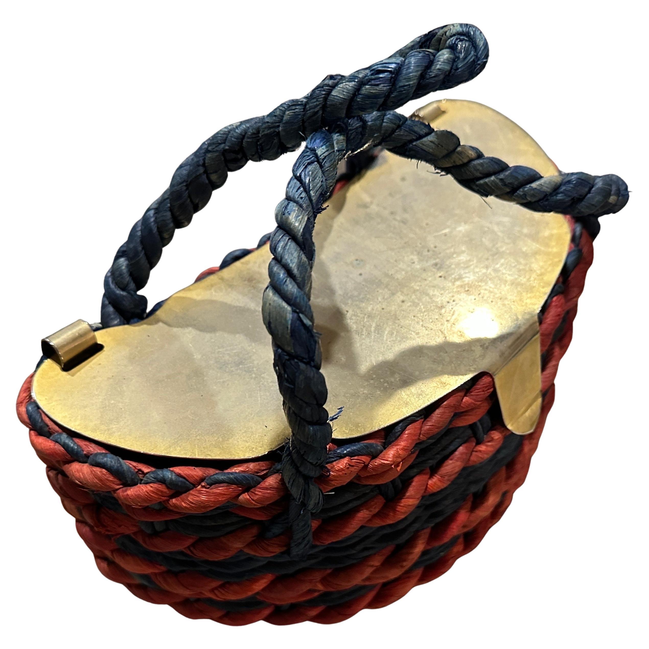 Affascinante borsa a cestino con manico superiore in stile retrò chic italiano degli anni '50 con accenti in metallo dorato
Fai un salto indietro nel tempo con questa deliziosa e unica borsa vintage con manico superiore degli anni '50, perfetta