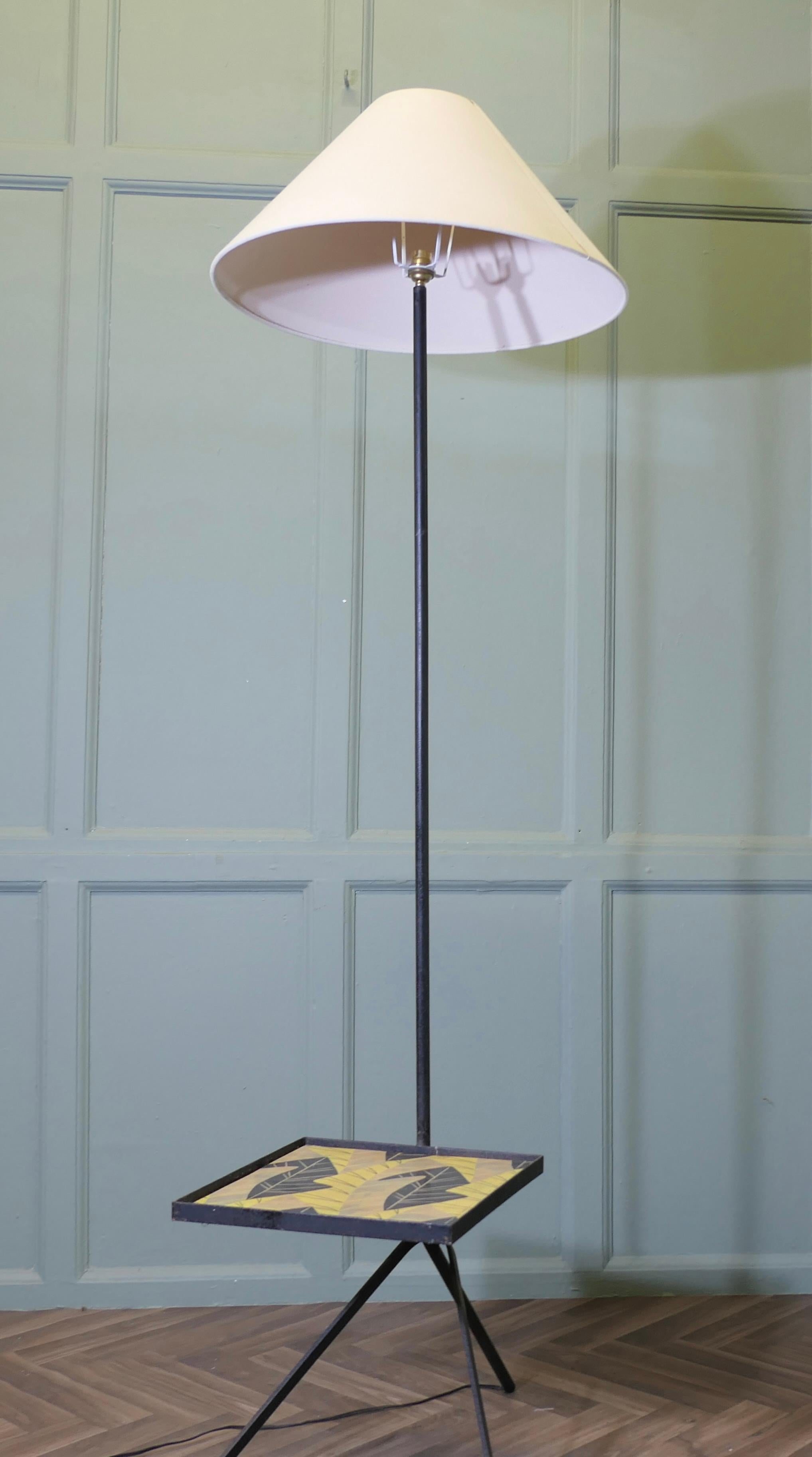 Mid-Century Modern Lampadaire rétro chic des années 1950 avec table basse en vente