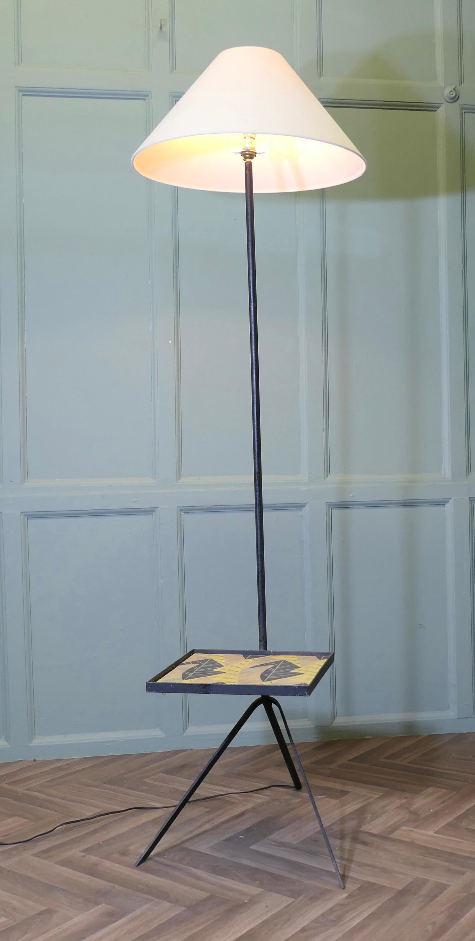 Acier Lampadaire rétro chic des années 1950 avec table basse en vente