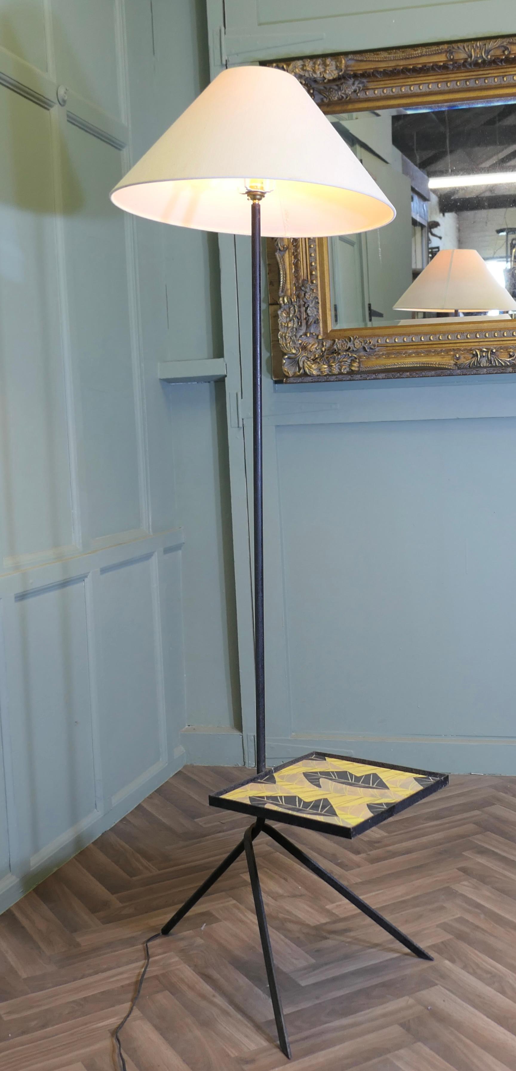 Lampadaire rétro chic des années 1950 avec table basse en vente 1