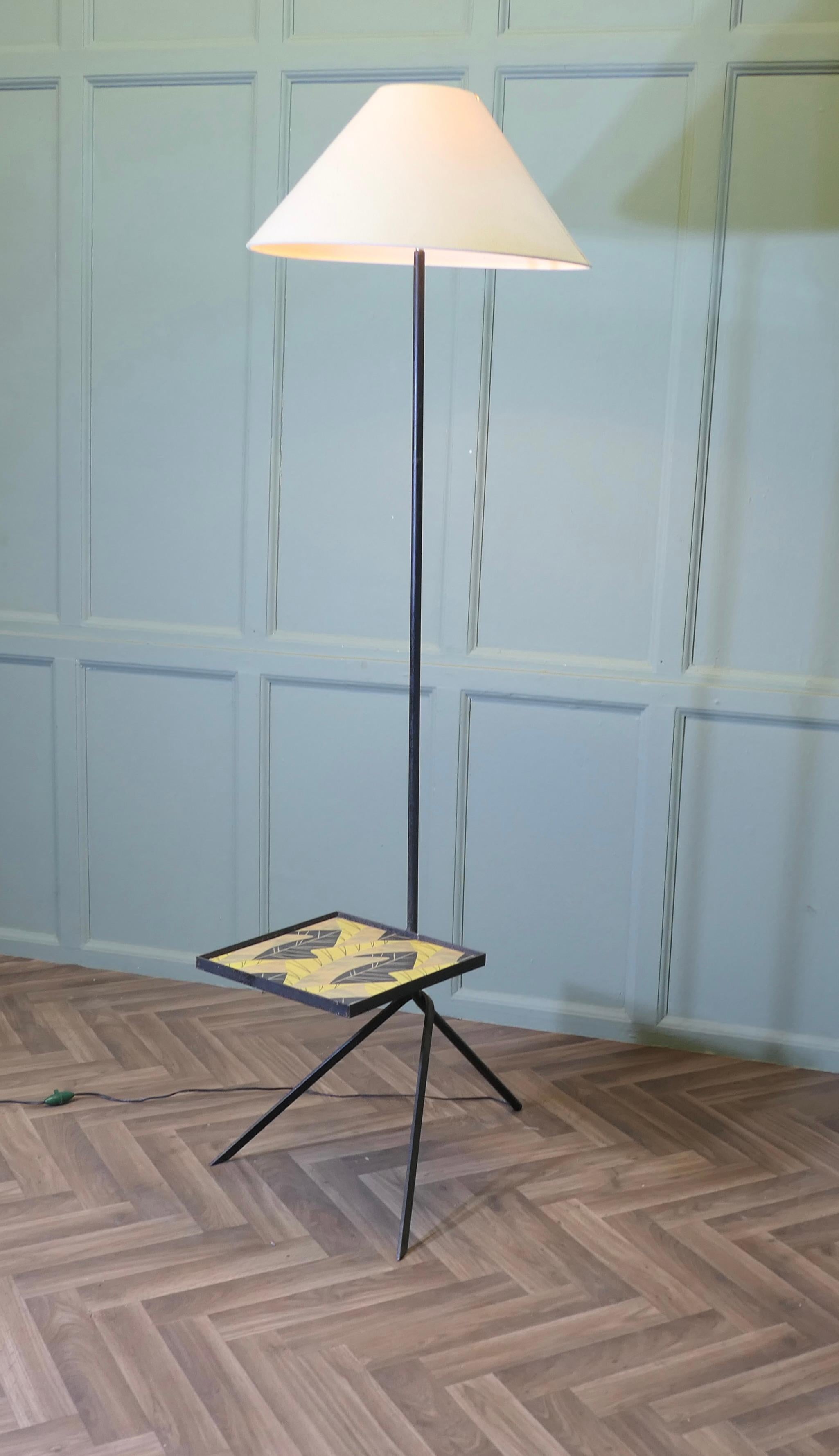 Lampadaire rétro chic des années 1950 avec table basse en vente 2