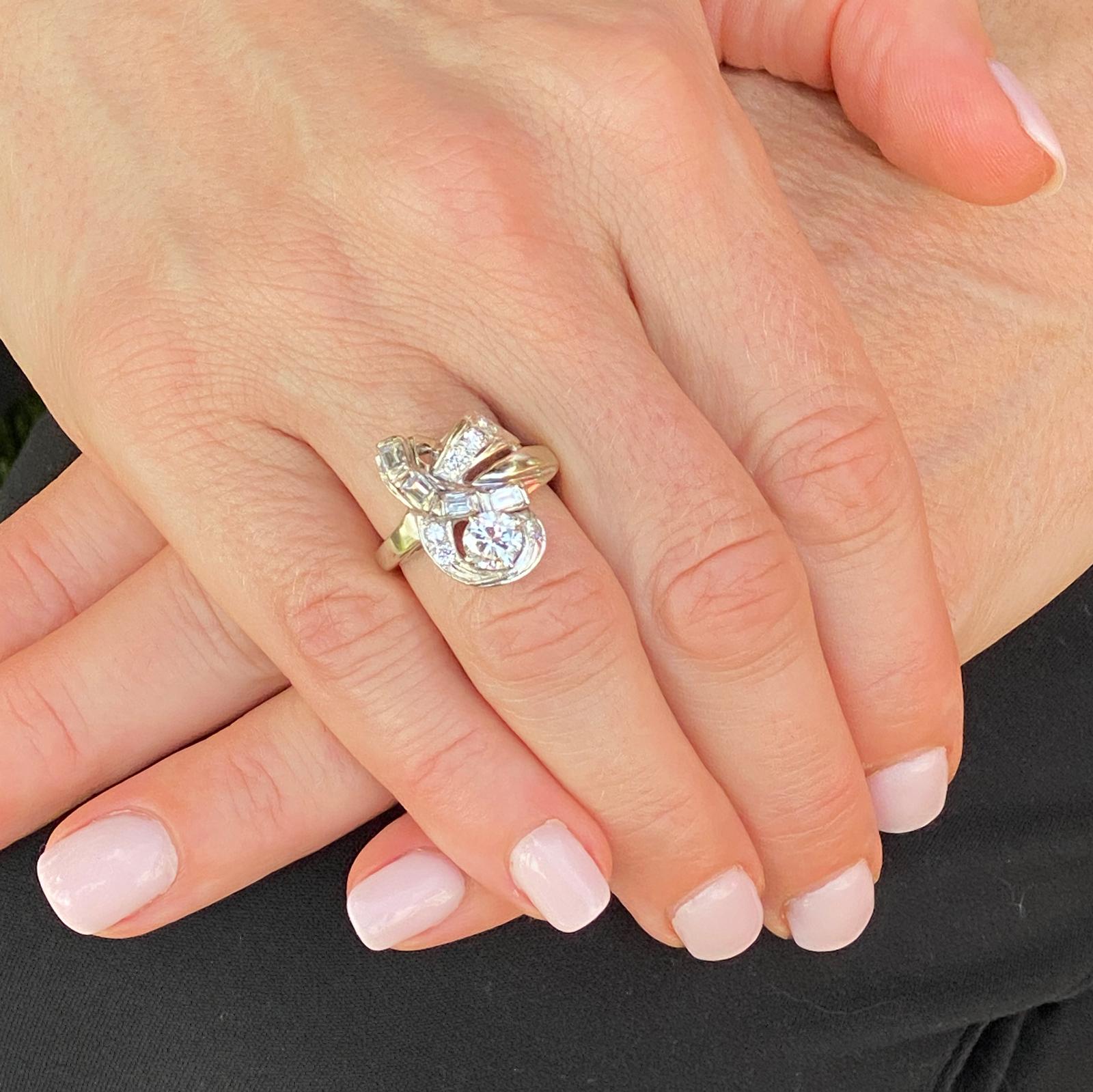 Fabelhafter Retro-Diamant-Cocktailring aus 14 Karat Weißgold. Der Ring hat einen zentralen Diamanten von 0,65 Karat und weitere Diamanten im Baguette- und runden Brillantschliff mit einem Gesamtgewicht von etwa 0,75 Karat (1,50 CTW). Die Diamanten