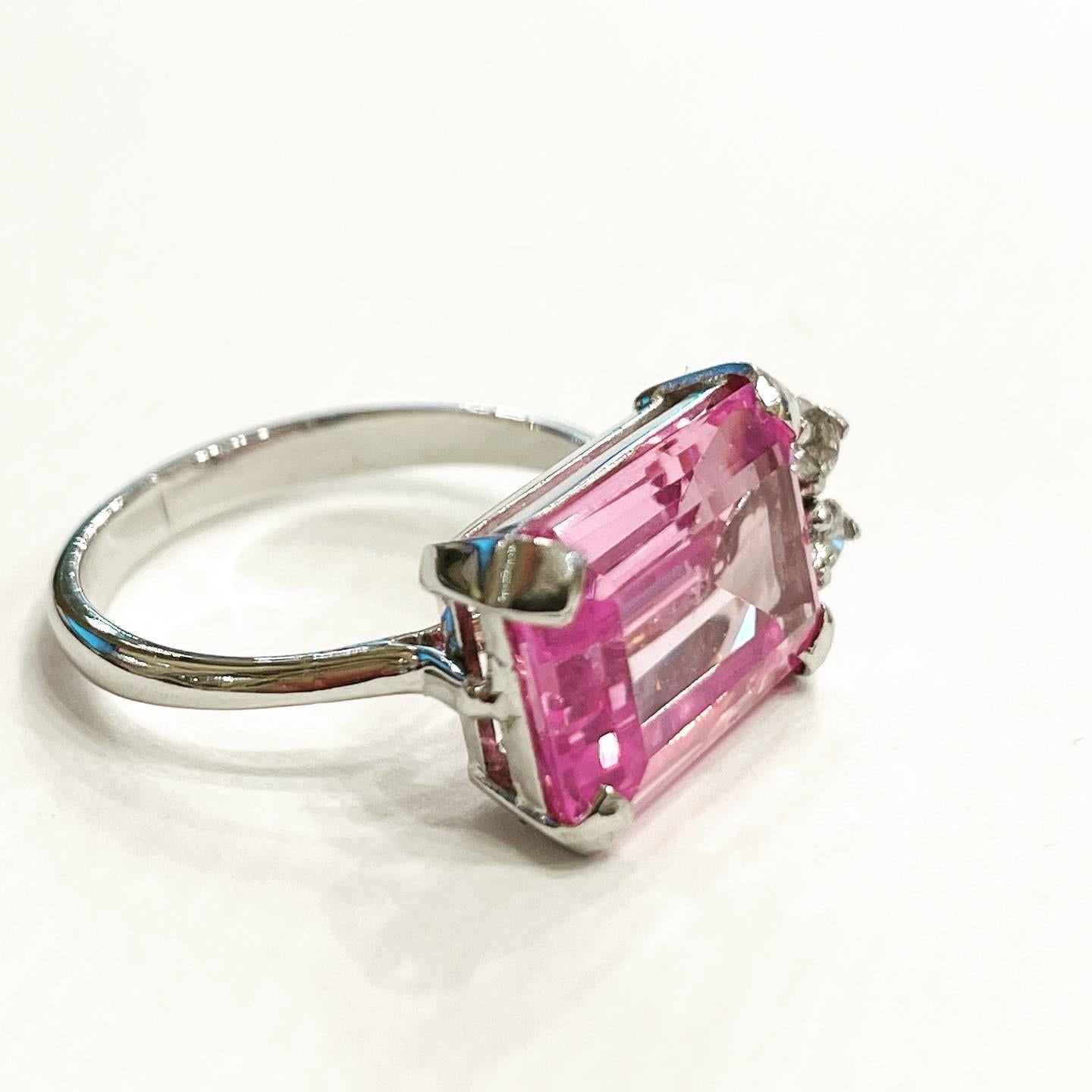 Beautifully designed and handcrafted in 18 karat white gold, this Retro cocktail ring from circa 1950 features a lovely Rose of France measured to weigh approximately 23.5 carats and diamonds.
Superb tank ring, linear and geometrical design typical