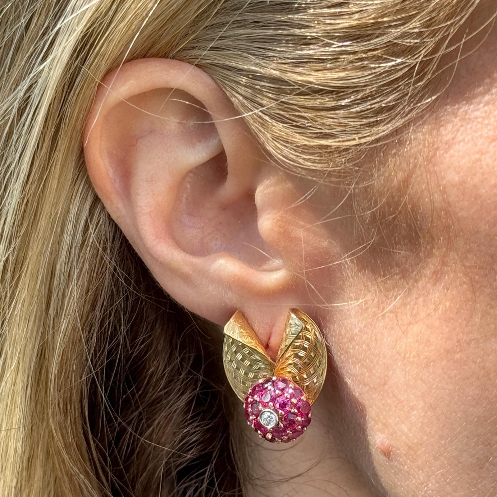 Élégantes et audacieuses, ces boucles d'oreilles de style rétro sont fabriquées en or jaune 14 carats et serties de diamants ronds de taille brillant totalisant environ 0,15 carat (couleur H, pureté VS2). Chaque diamant est entouré d'une grappe