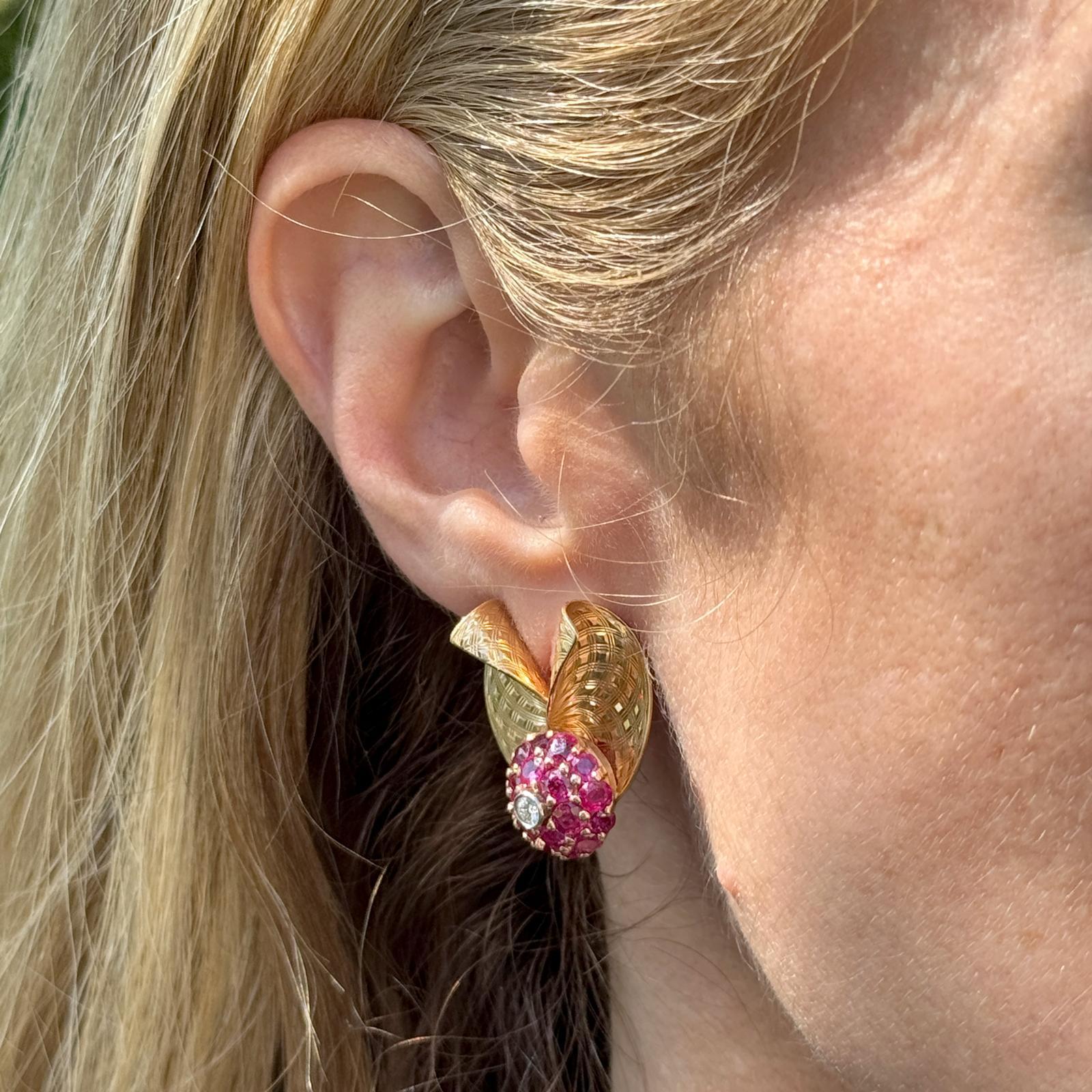 Rétro Boucles d'oreilles rétro en or jaune 14 carats, diamants et rubis des années 1950, style éventail en vente