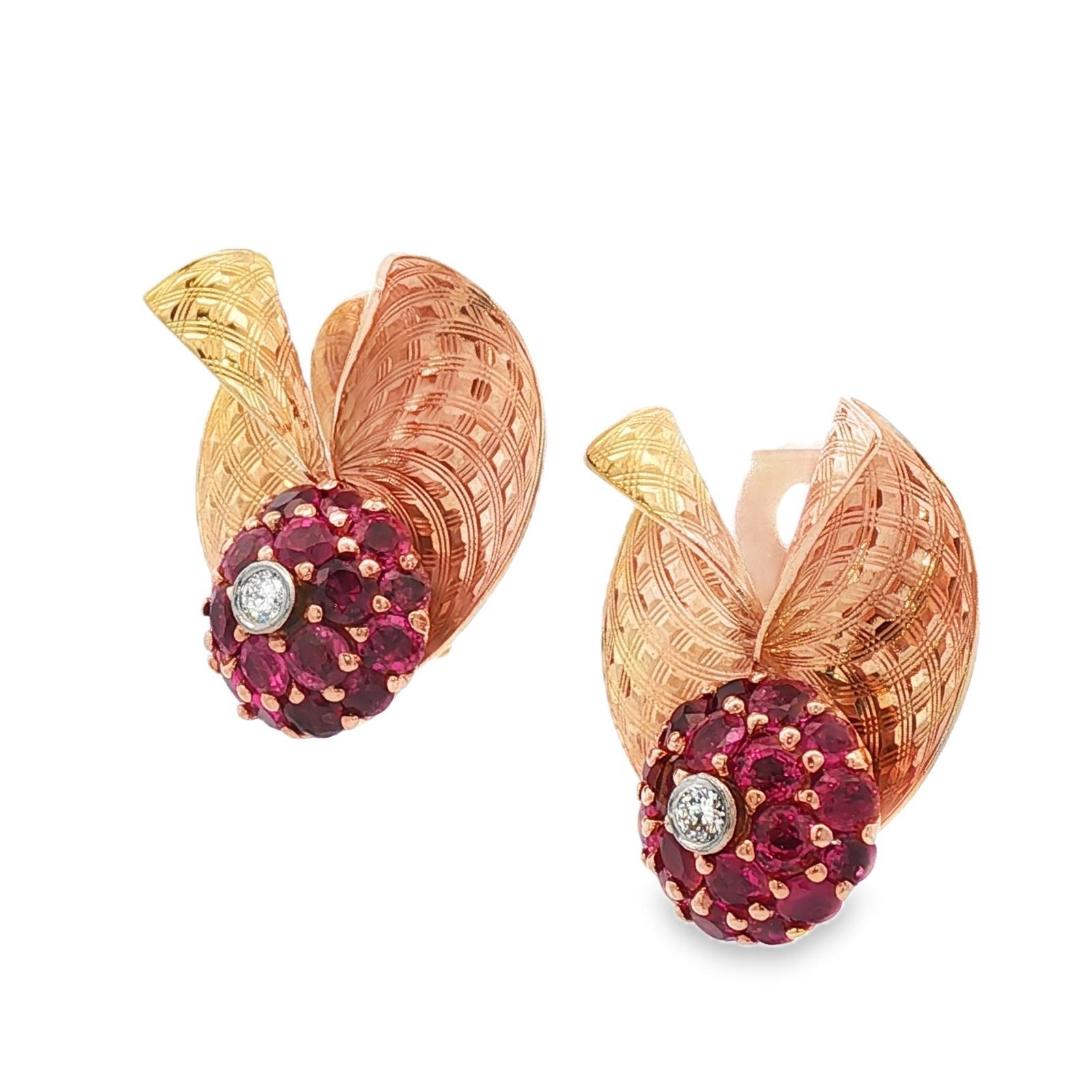 Taille brillant Boucles d'oreilles rétro en or jaune 14 carats, diamants et rubis des années 1950, style éventail en vente