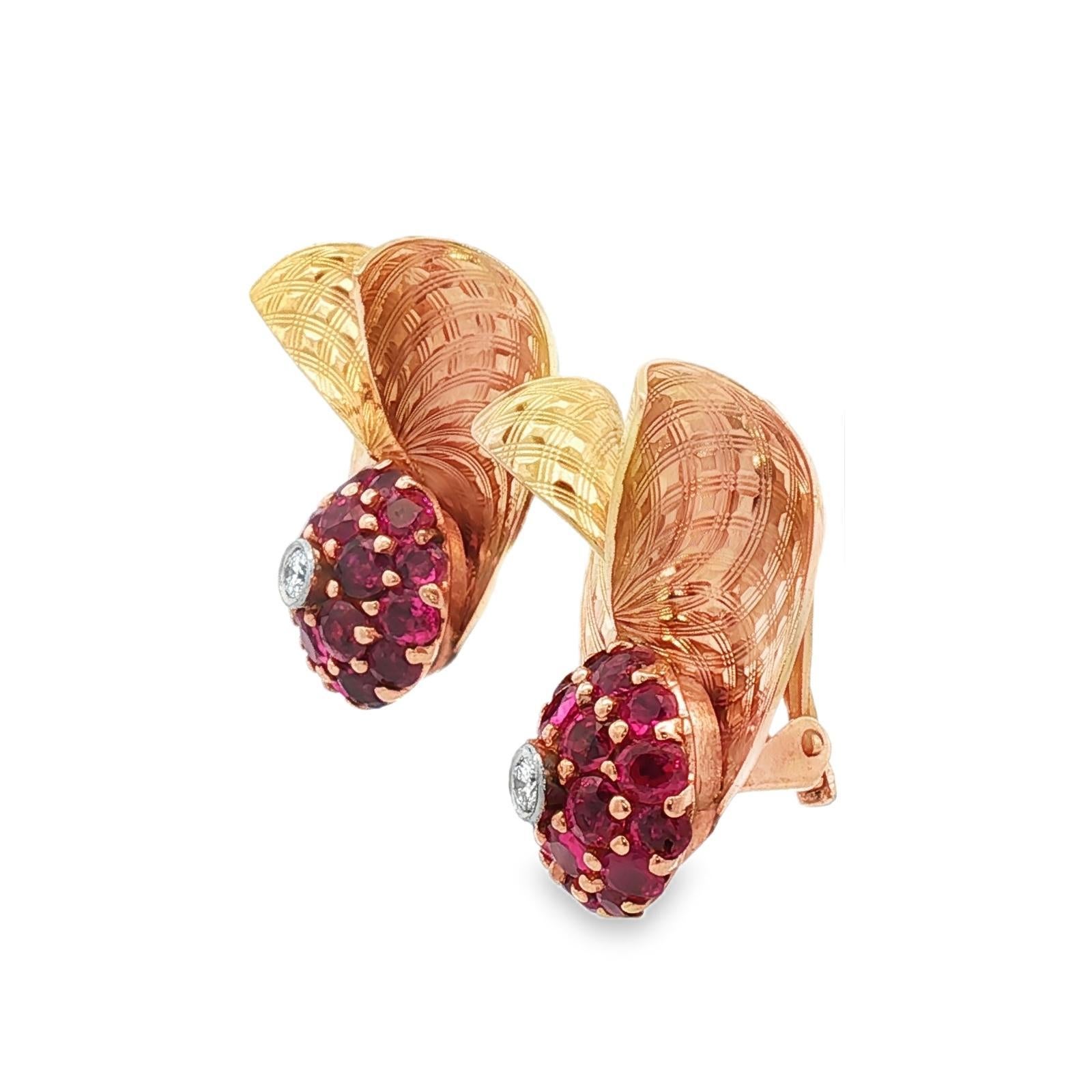 Boucles d'oreilles rétro en or jaune 14 carats, diamants et rubis des années 1950, style éventail Excellent état - En vente à Boca Raton, FL