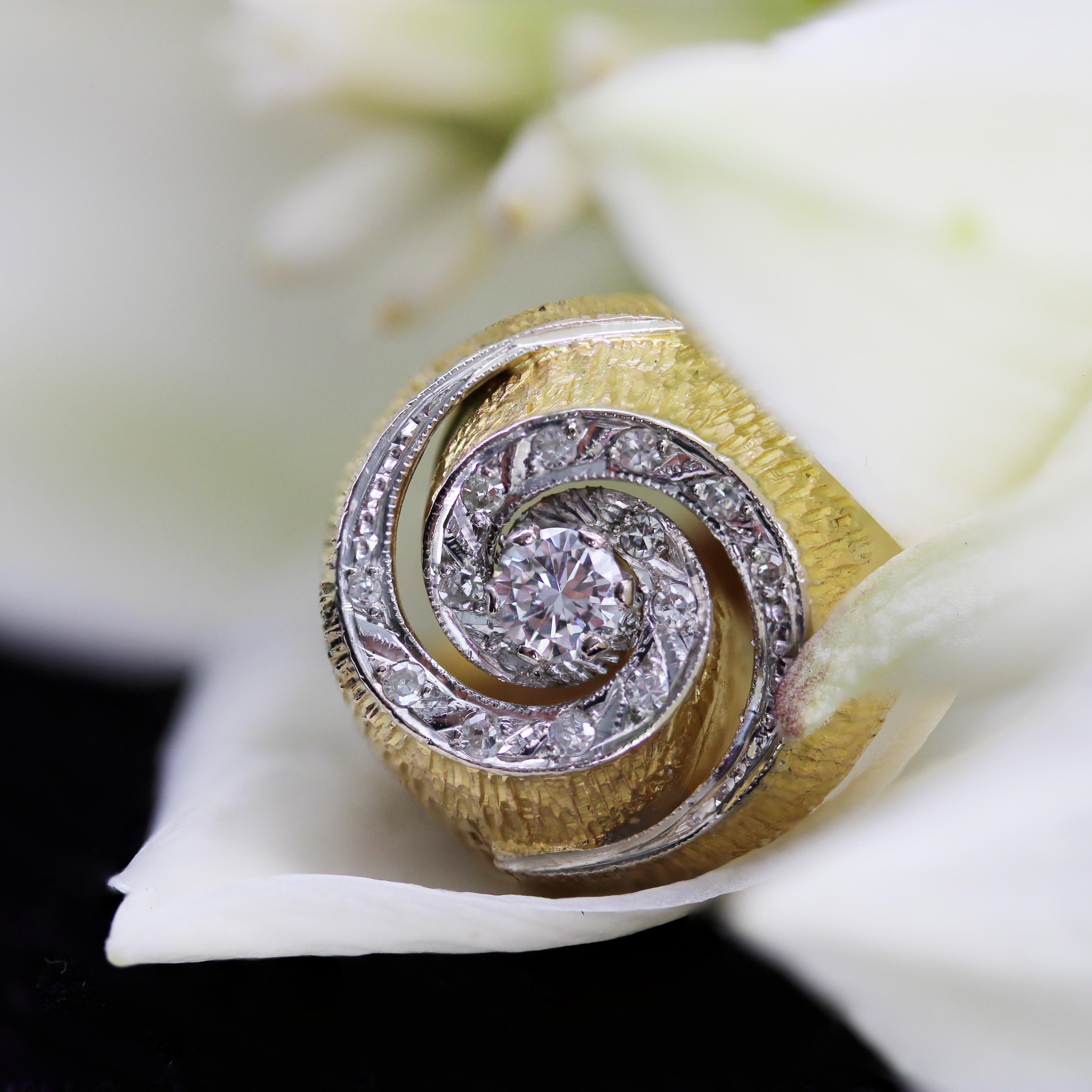 1950s Retro Diamonds 18 Karat Yellow Gold Swirl Ring In Excellent Condition For Sale In Poitiers, FR