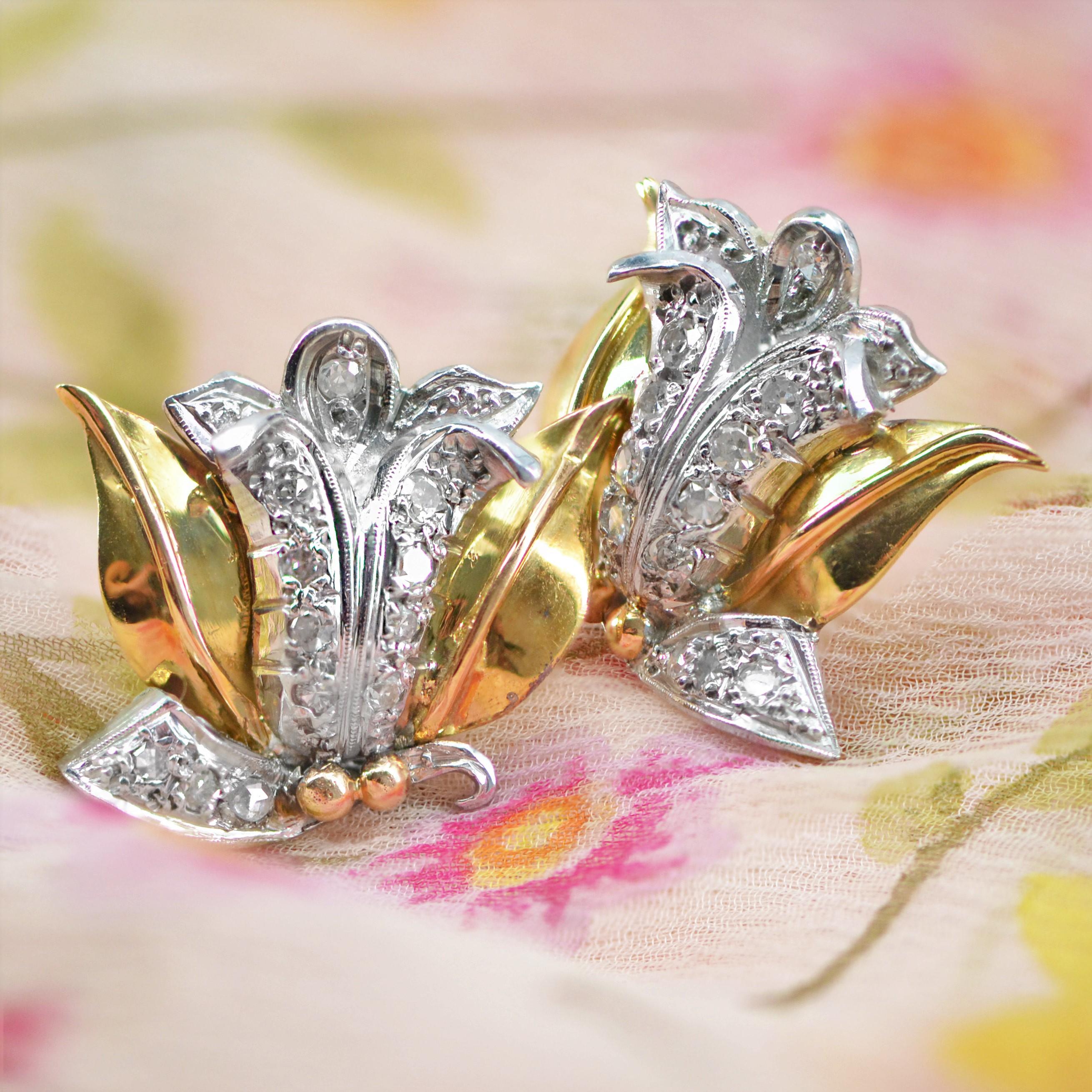 1950er Jahre Retro Diamanten 18 Karat Gelb Weißgold Blumenform Ohrringe (Französischer Schliff) im Angebot