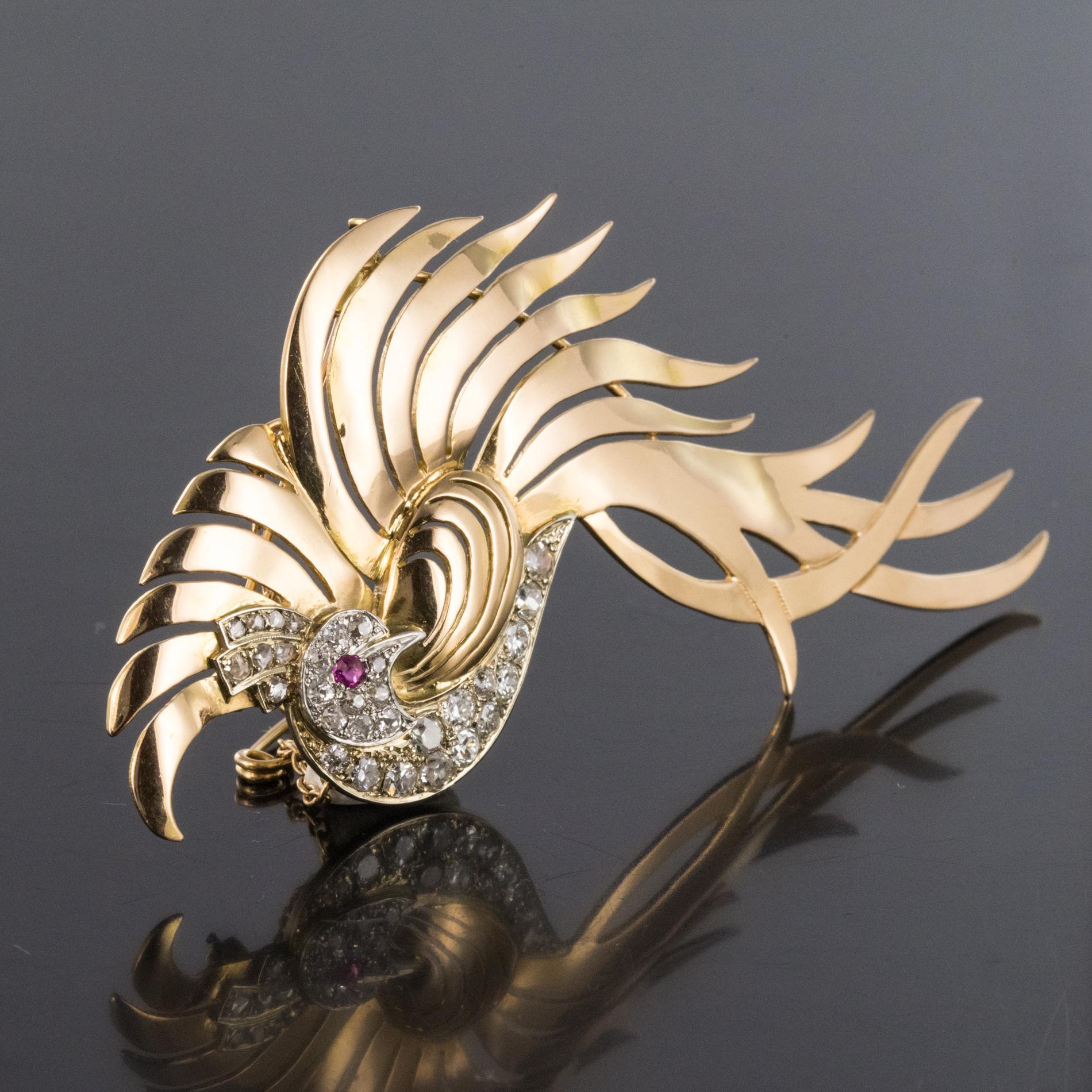 Taille brillant Broche rtro oiseau de paradis en or jaune 18 carats avec diamants et rubis, annes 1950 en vente