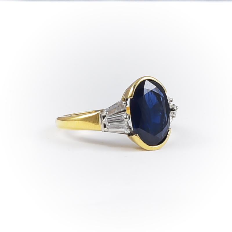 1950s Retro Engagement Sapphire Ring with Diamonds in 18 Karat Gold In Excellent Condition For Sale In Roma, IT
