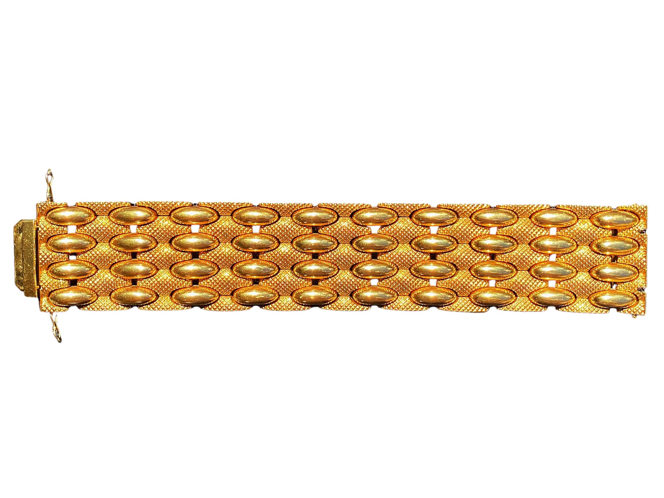 Ce charmant bracelet pour homme en or jaune 18 carats de l'ère rétro est une représentation étonnante de la célèbre époque des bijoux anciens. Ce bijou sans âge est dans un état impeccable et a vraiment l'air tout neuf. Avec ses 83,4 grammes et ses
