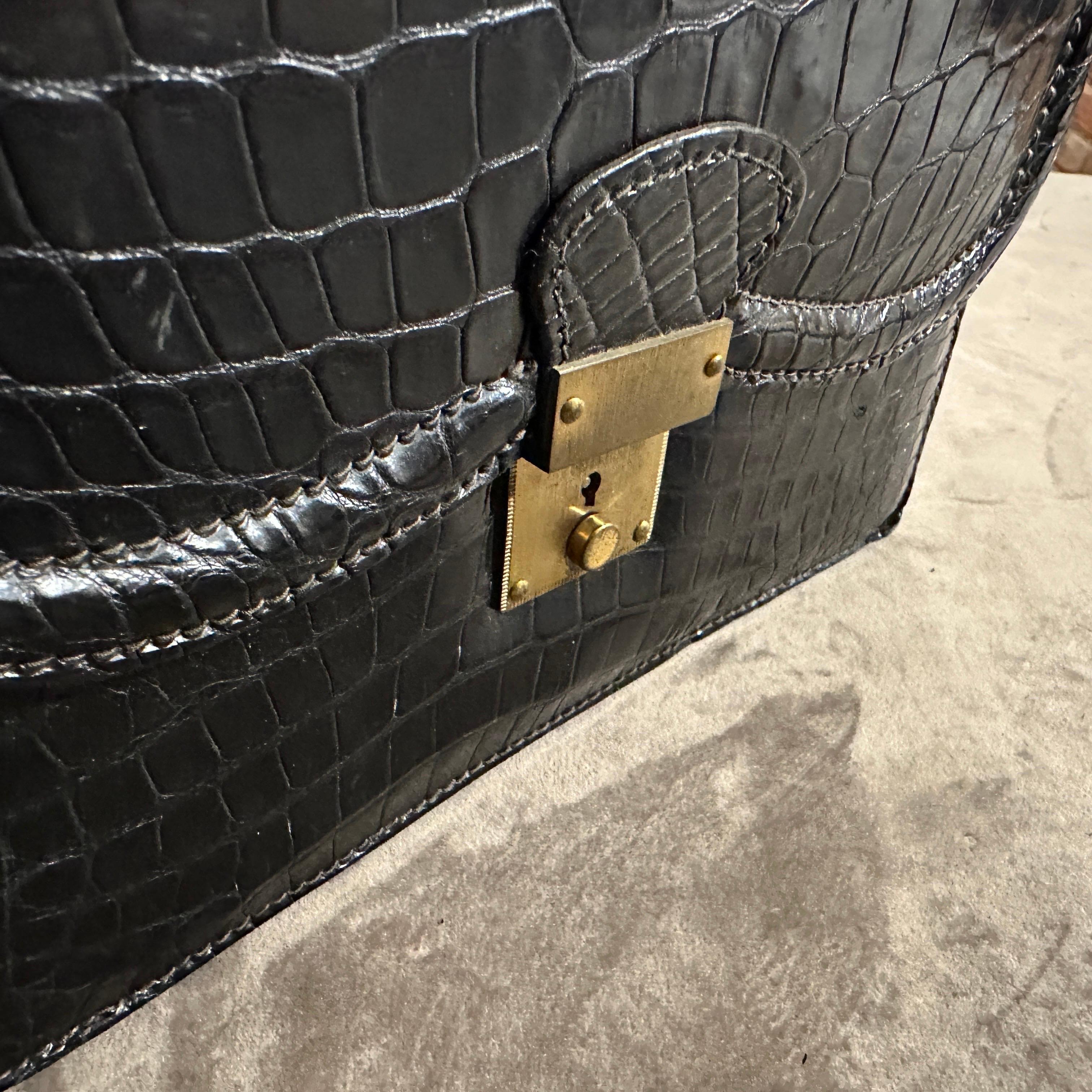 Sac à main de soirée italien en cuir noir et laiton de haute qualité pour les années 1950 en vente 6
