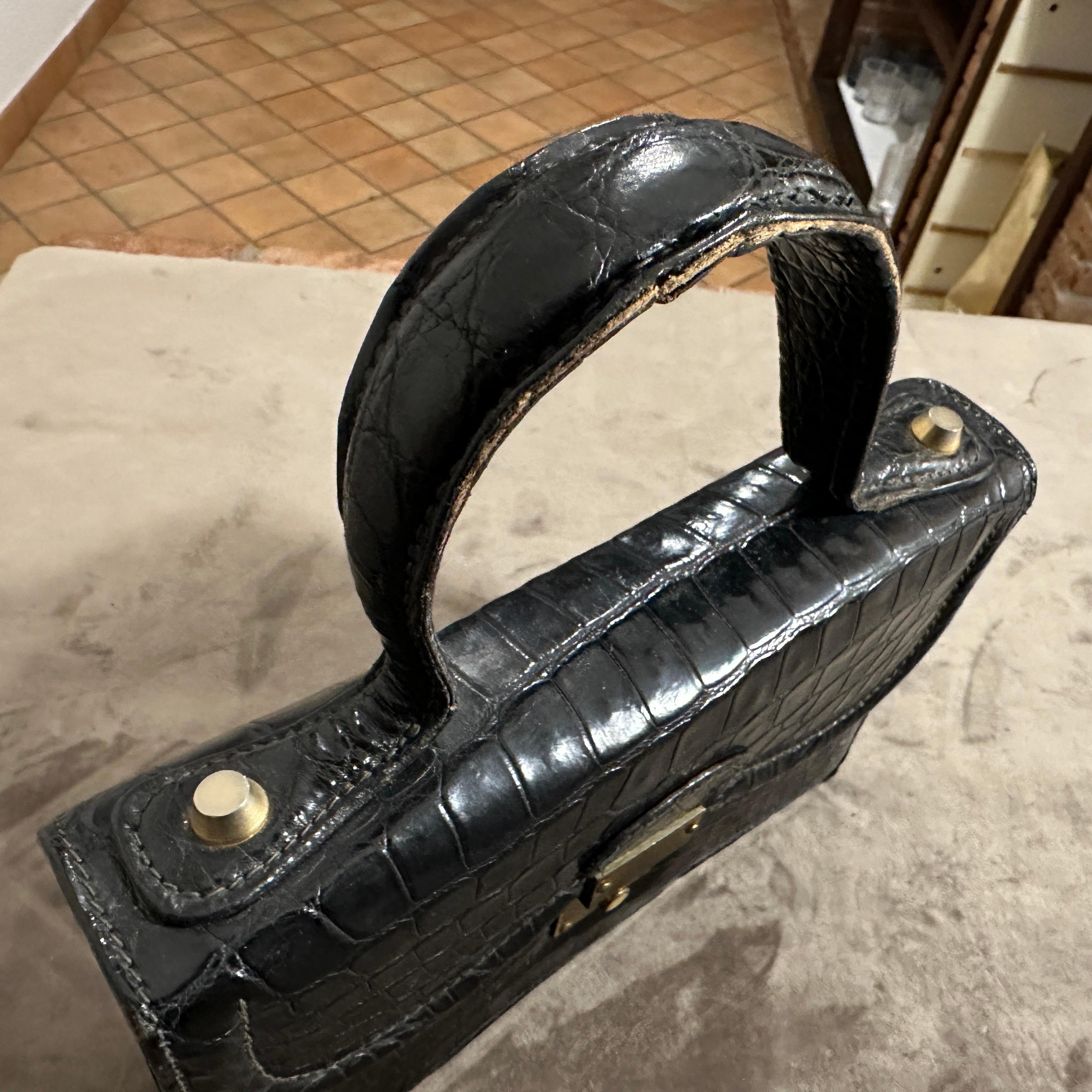 Sac à main de soirée italien en cuir noir et laiton de haute qualité pour les années 1950 en vente 7