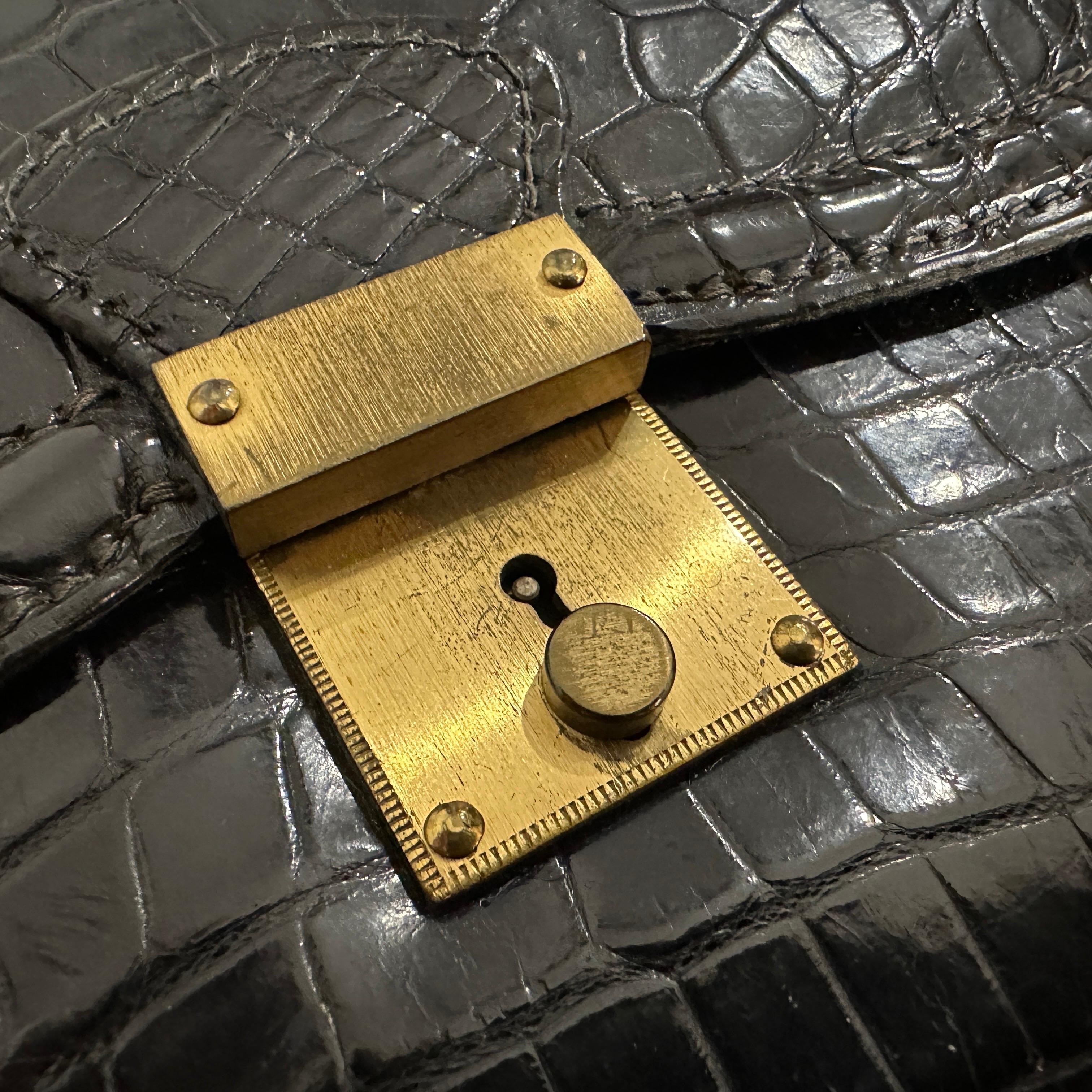 Sac à main de soirée italien en cuir noir et laiton de haute qualité pour les années 1950 en vente 9