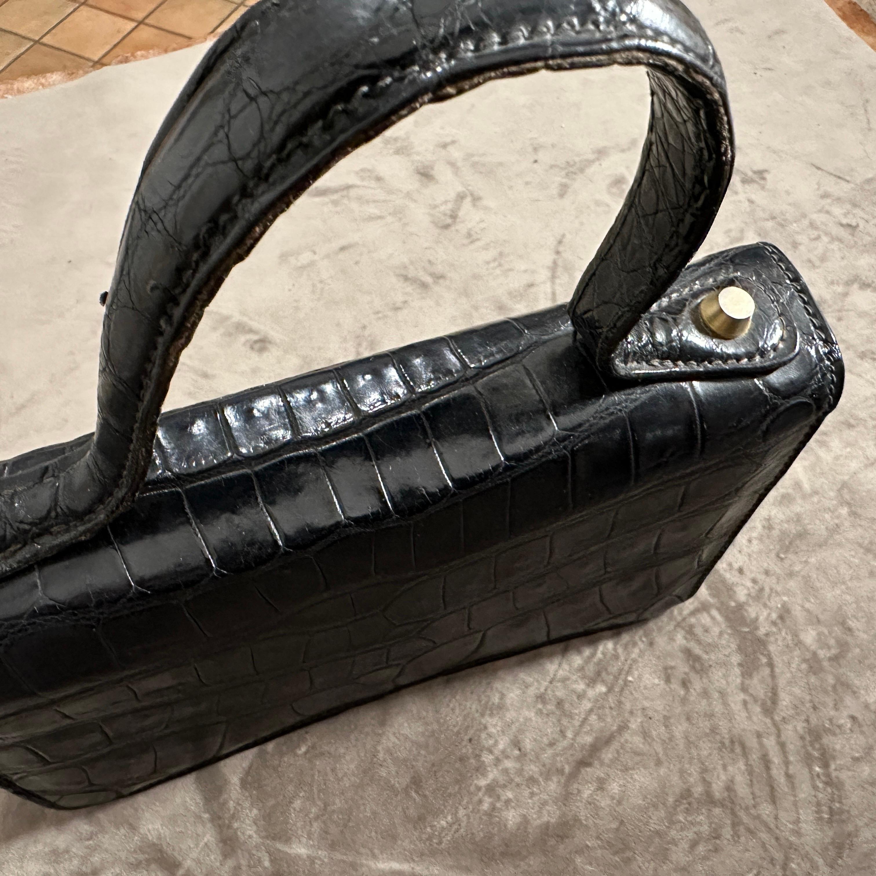 Sac à main de soirée italien en cuir noir et laiton de haute qualité pour les années 1950 Pour femmes en vente