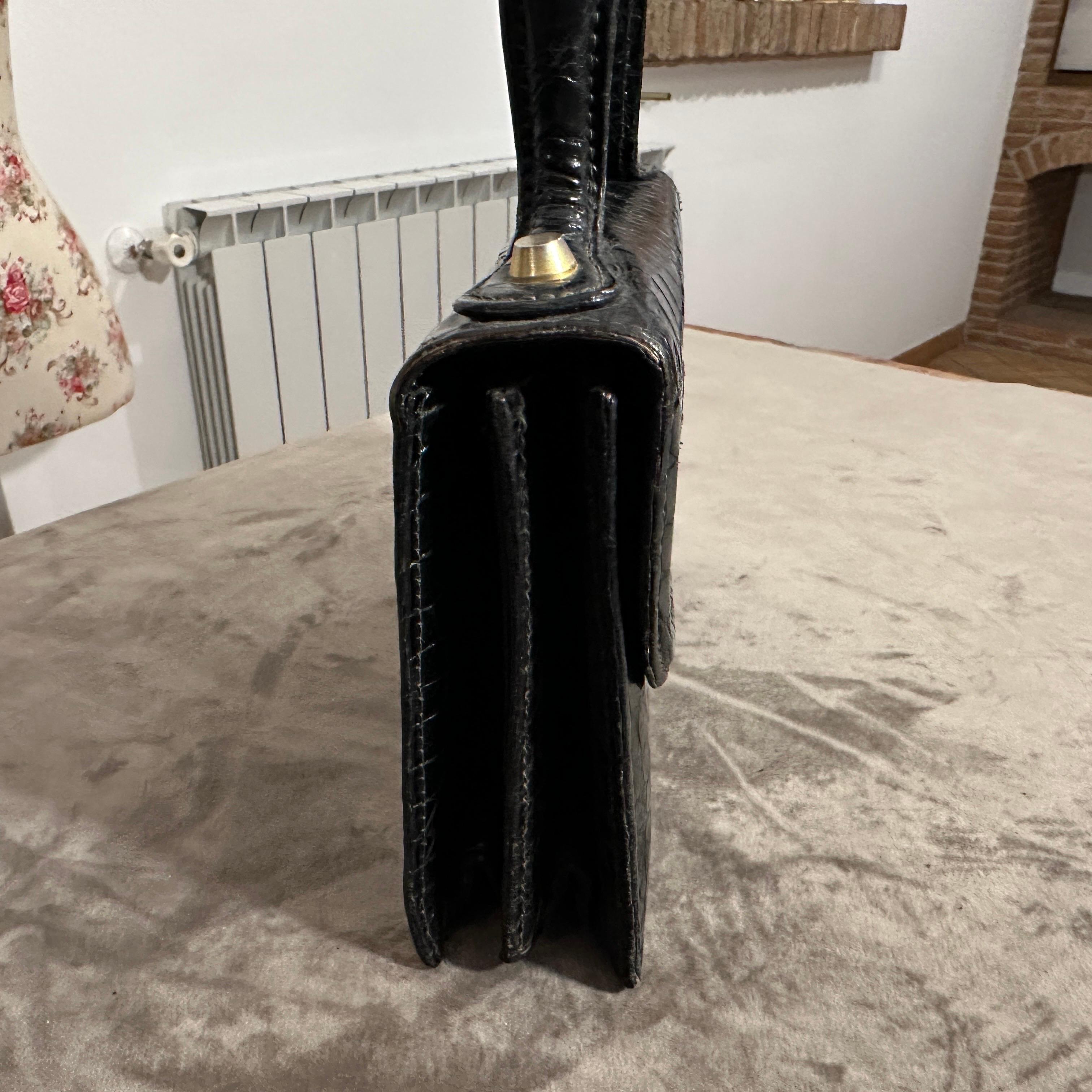 Sac à main de soirée italien en cuir noir et laiton de haute qualité pour les années 1950 en vente 2