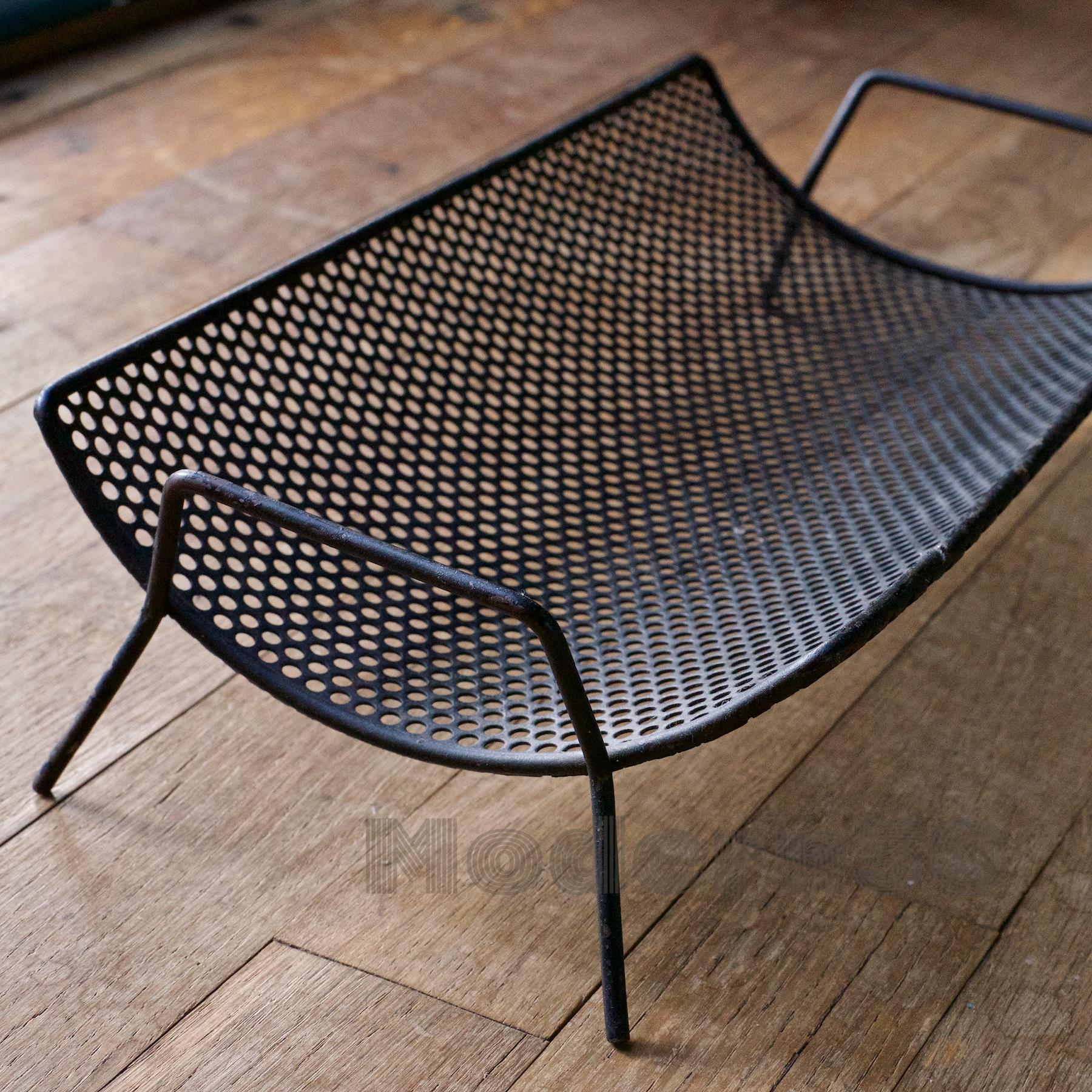 Fait à la machine Bol à panier en métal perforé rétro du milieu du siècle pour bureau ou porte-clés de voiture, années 1950 en vente