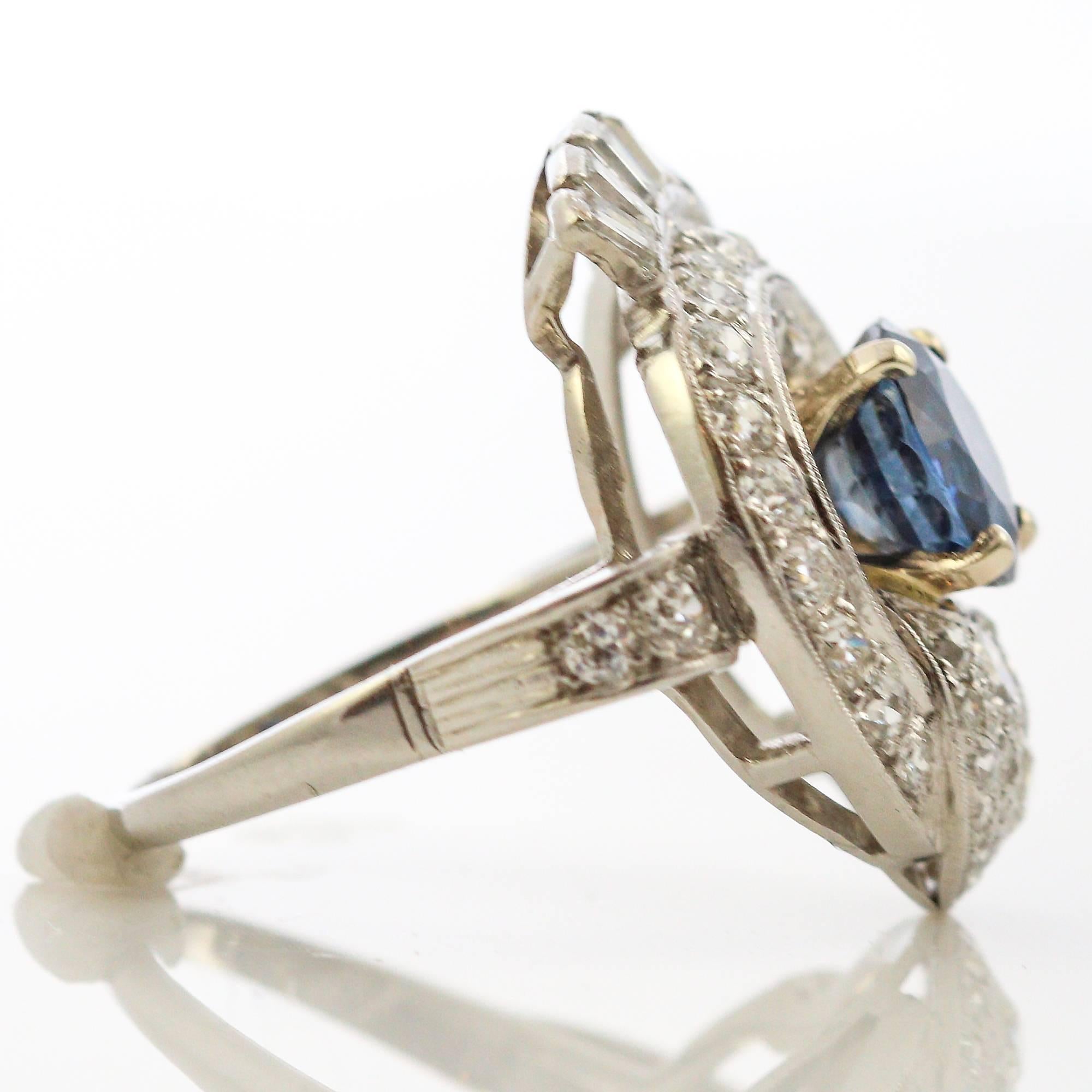 1950's Retro Platin Blauer Saphir und Diamant Ring (Alteuropäischer Schliff) im Angebot