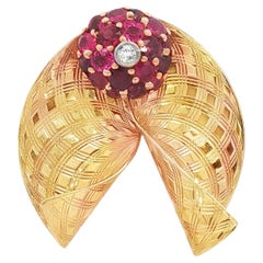 Broche rétro des années 1950 en or jaune 14 carats avec rubis et diamants, style éventail