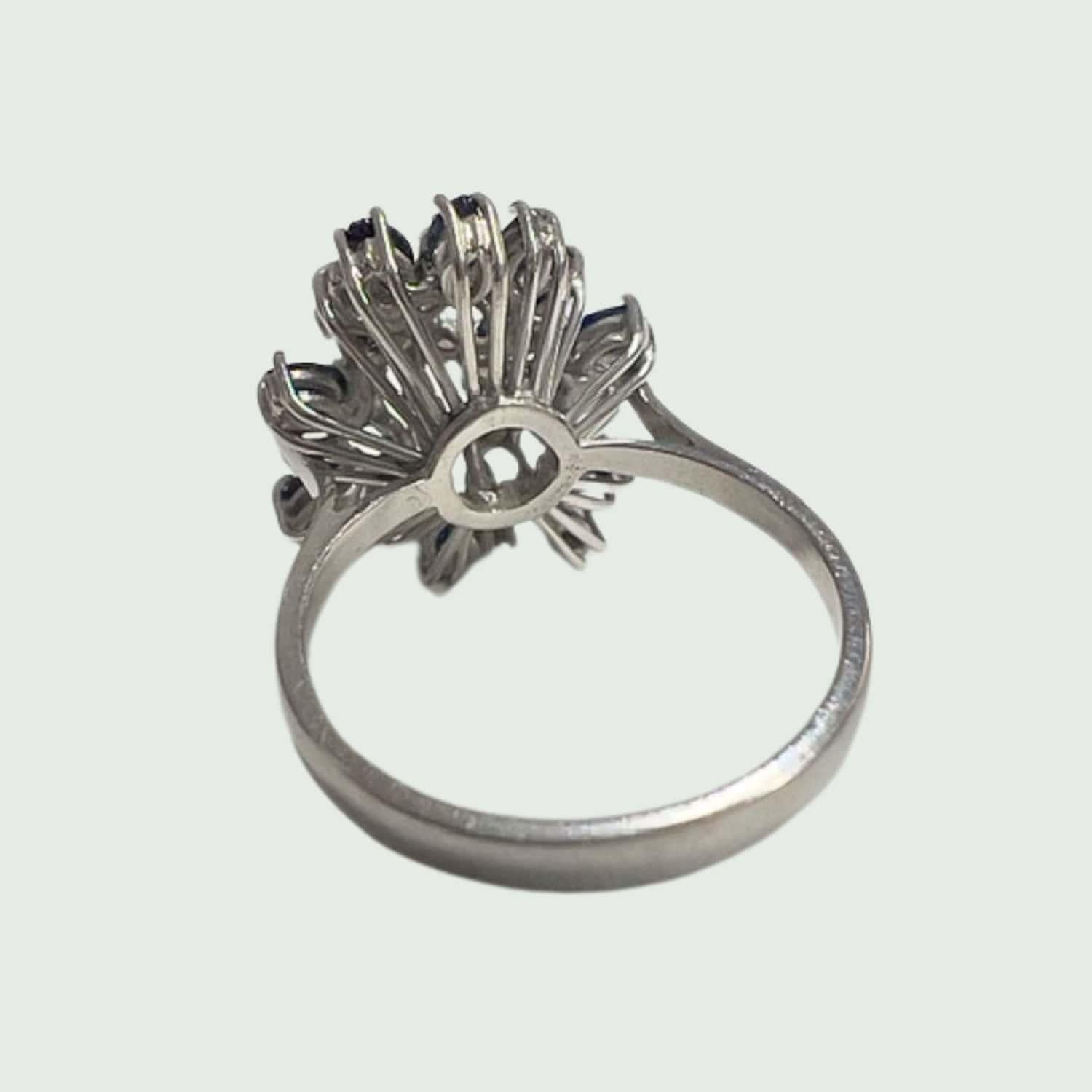 Taglio brillante Stile retrò anni '50 Diamanti e zaffiri in oro bianco in vendita