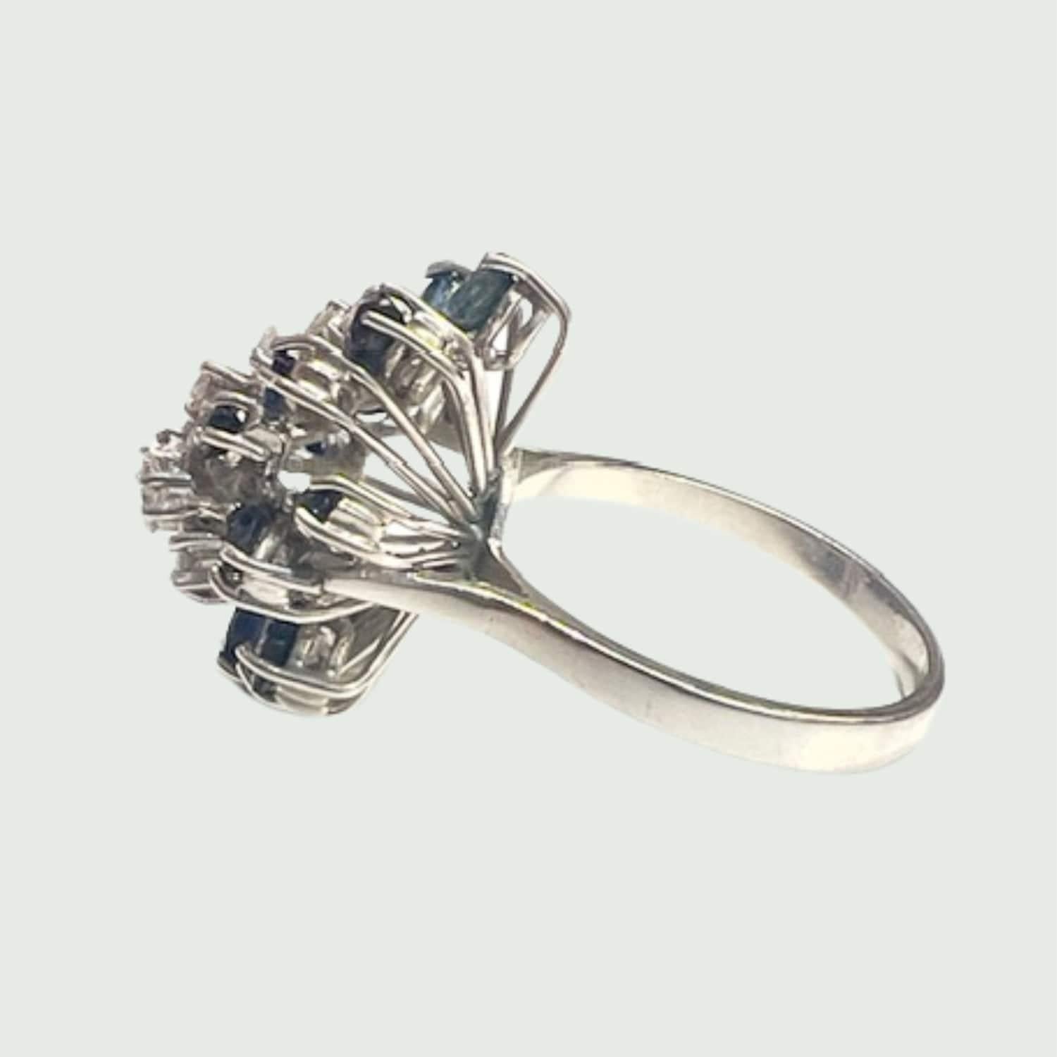 Donna Stile retrò anni '50 Diamanti e zaffiri in oro bianco in vendita