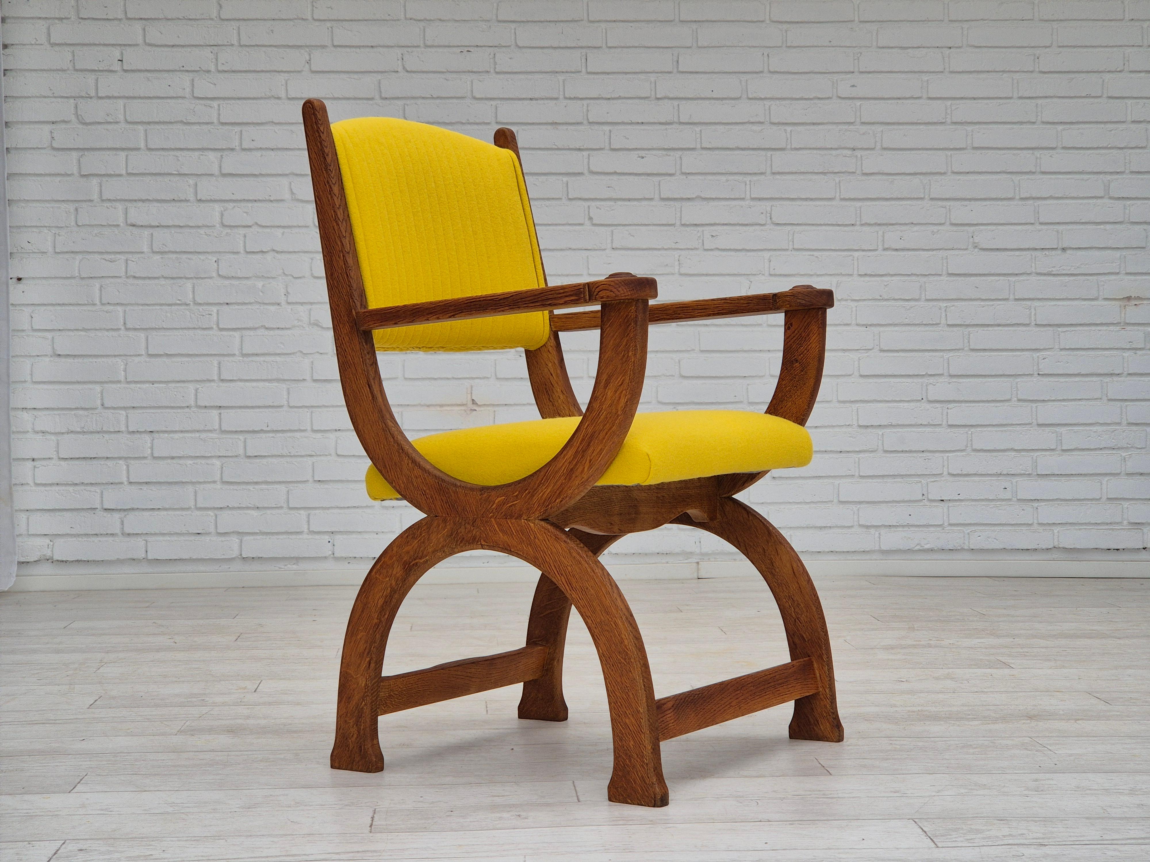Komplett neu gepolsterter dänischer Sessel aus den 1950er Jahren. Gepolstert mit hochwertiger Gabriel-Möbelwolle. Erneuertes Eichenholz. Brandneue Polsterung. Hergestellt von einem dänischen Möbelhersteller um 1955. Neu gepolstert von