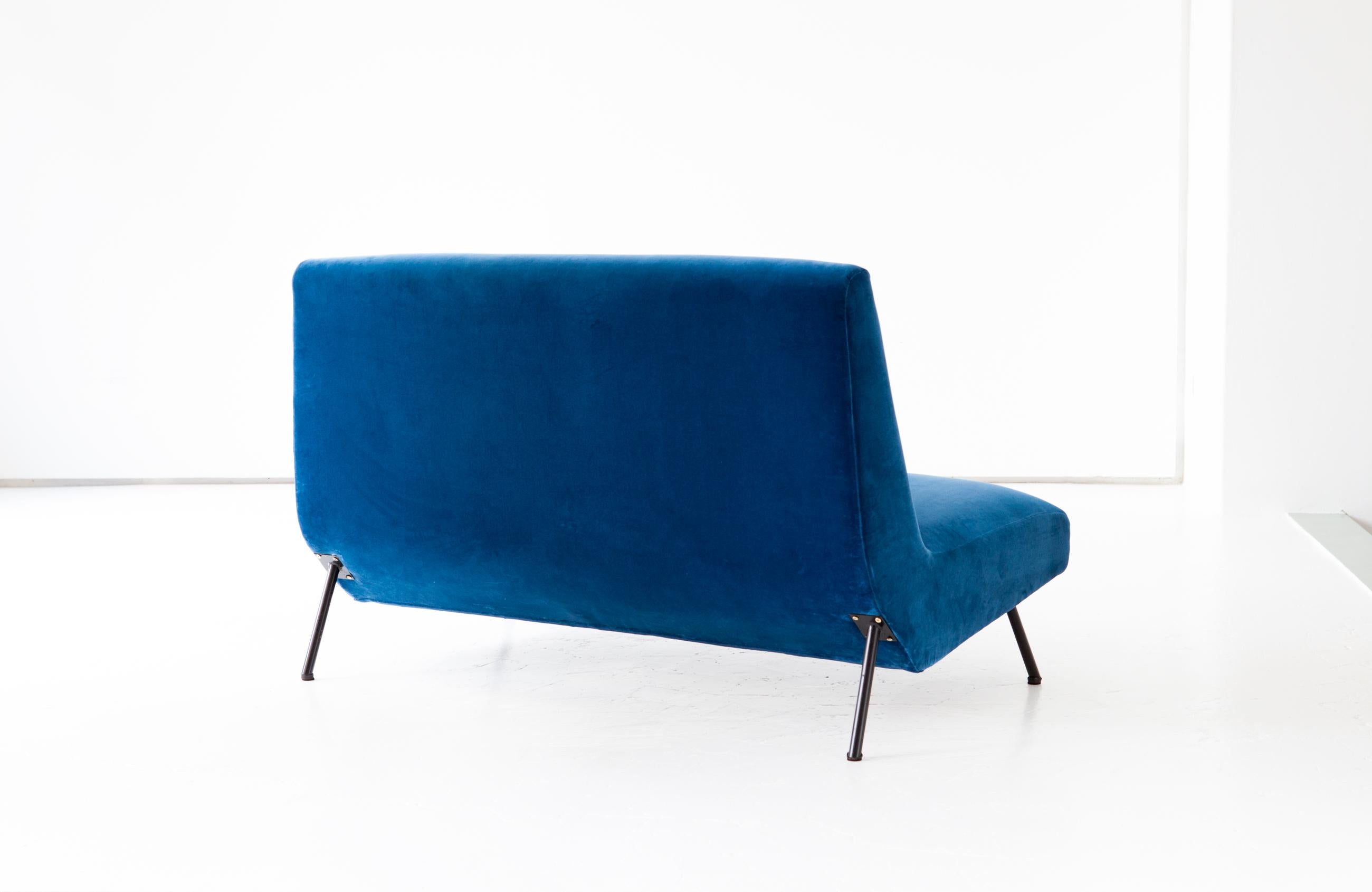 1950s Reupholstered Italian Sofa in Blue Velvet 4