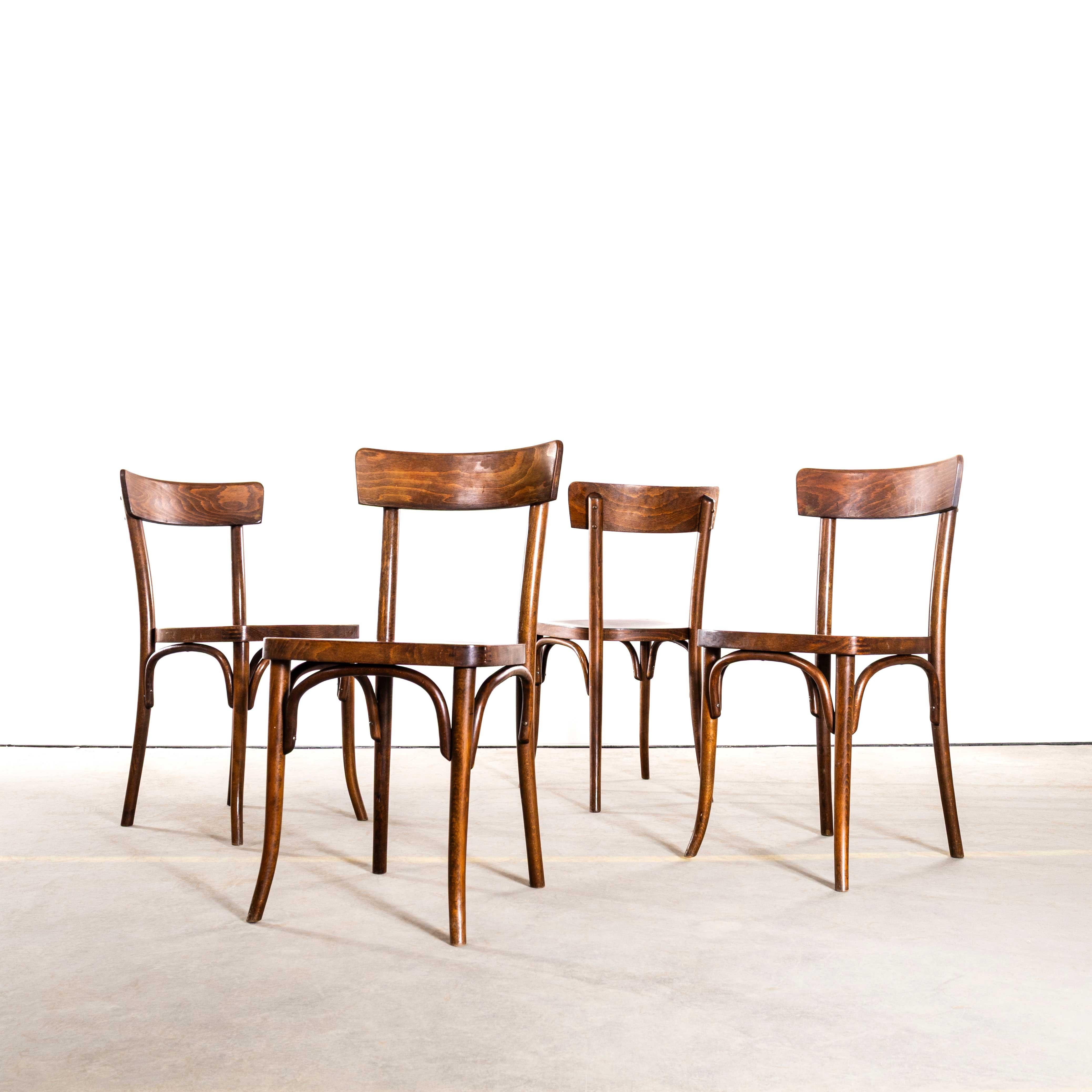 1950's Rich Oak Flat Seat Single Bar Esszimmerstühle - Set von vier. 
Hochwertige, maßstabsgetreue Esszimmerstühle der berühmten tschechischen Firma Ton, die noch heute tätig ist und schöne Stühle herstellt. Nach dem Zweiten Weltkrieg wurde das