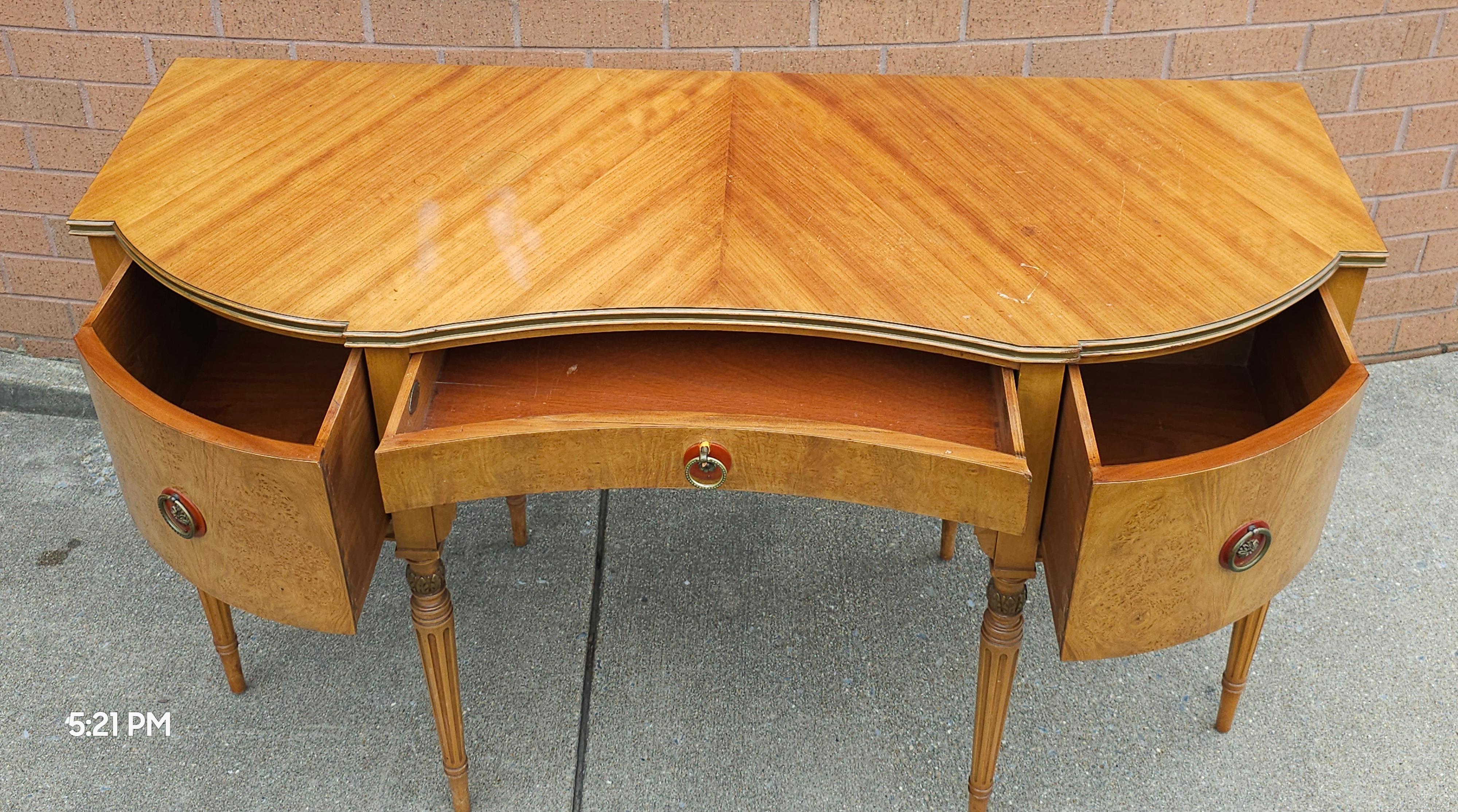 1950s Robert Irwin Louis XVI Burl Walnuss Frisiertisch / Eitelkeit (amerikanisch) im Angebot