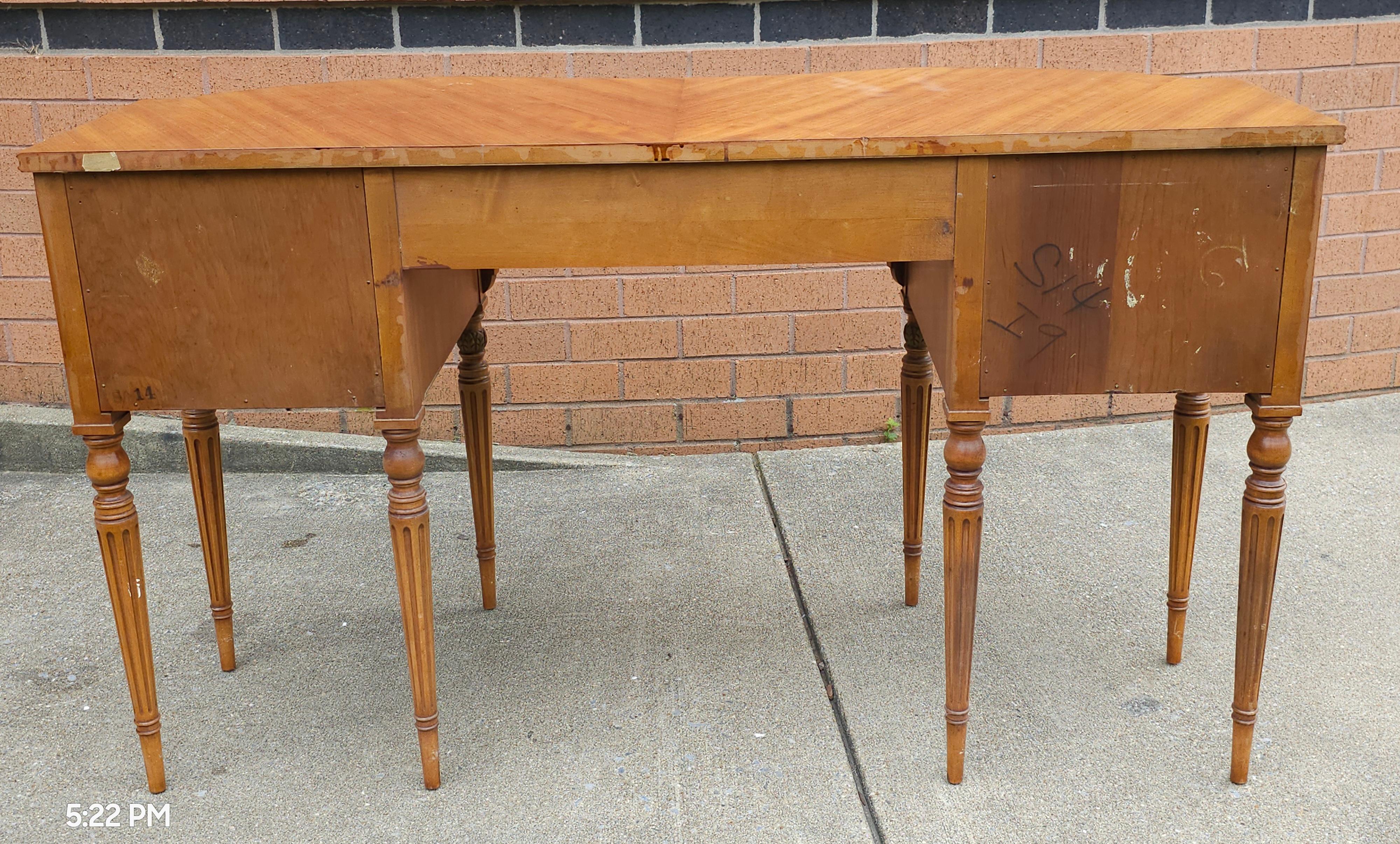 1950s Robert Irwin Louis XVI Burl Walnuss Frisiertisch / Eitelkeit (Spiegel) im Angebot