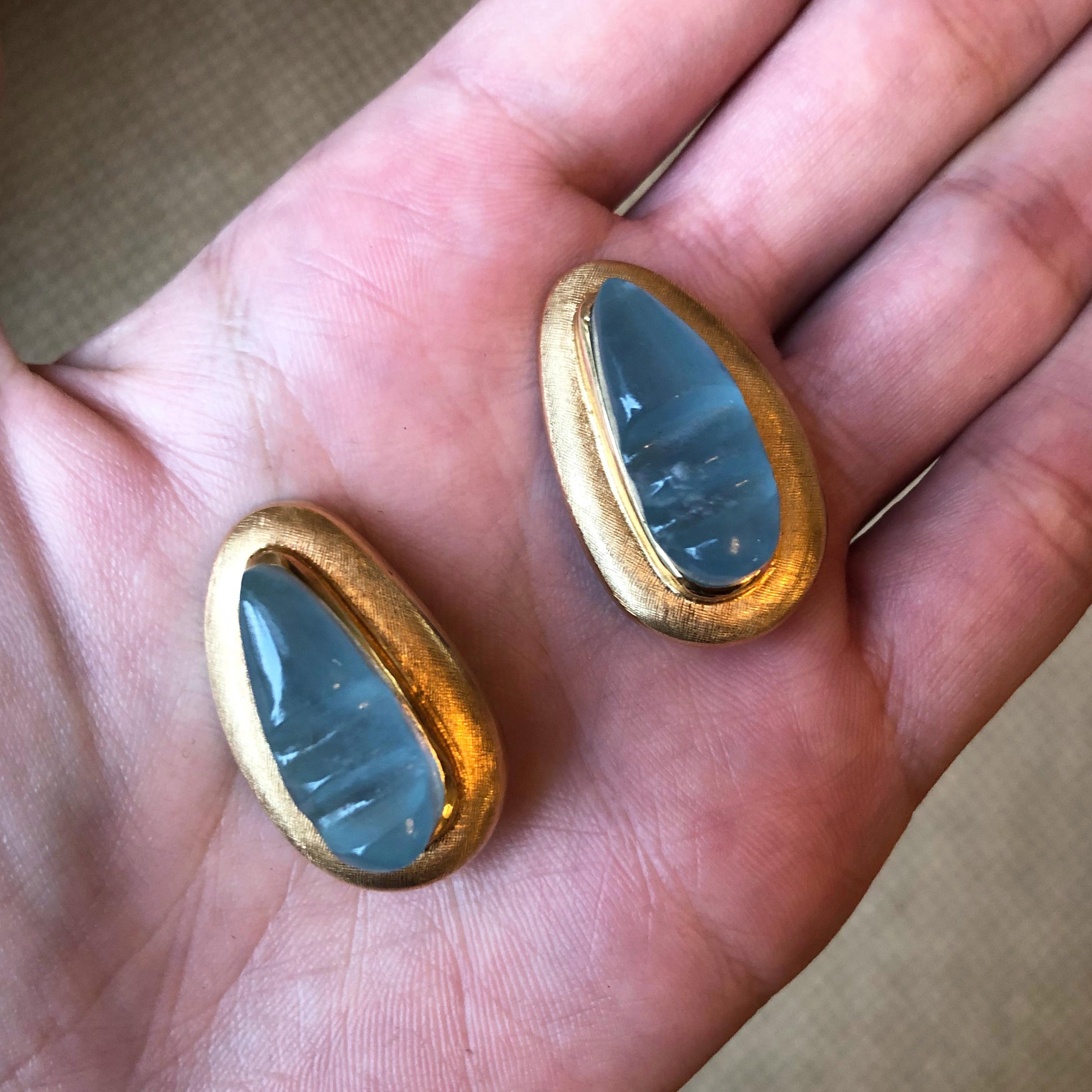 A pair of forma livre carved aquamarine and 18 karat gold ear clips, by Roberto Burle Marx, 1950s.

These earrings measures 1.25