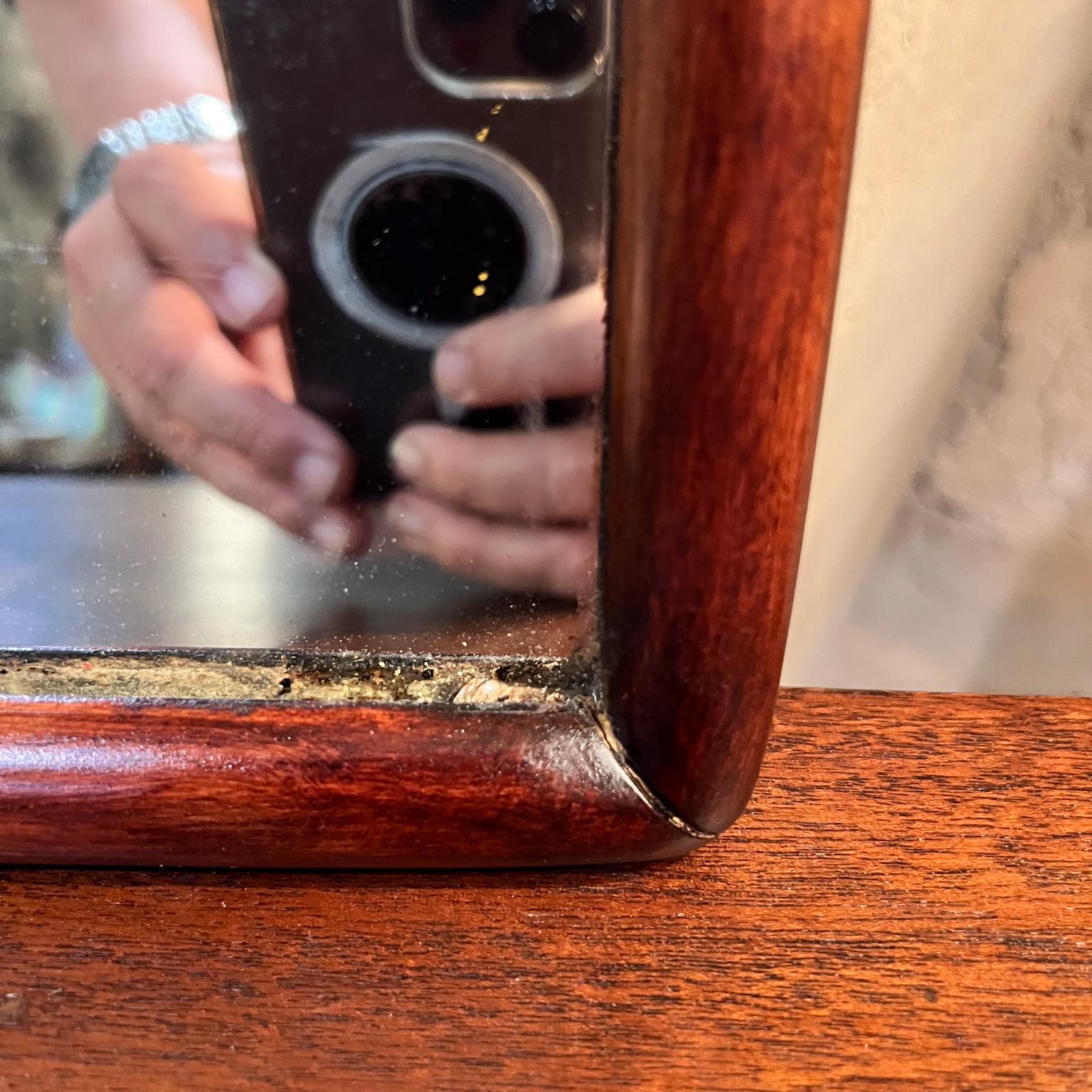 Specchio da parete con cornice in Wood del 1950 Robsjohn-Gibbings per Widdicomb In condizioni buone in vendita a Chula Vista, CA